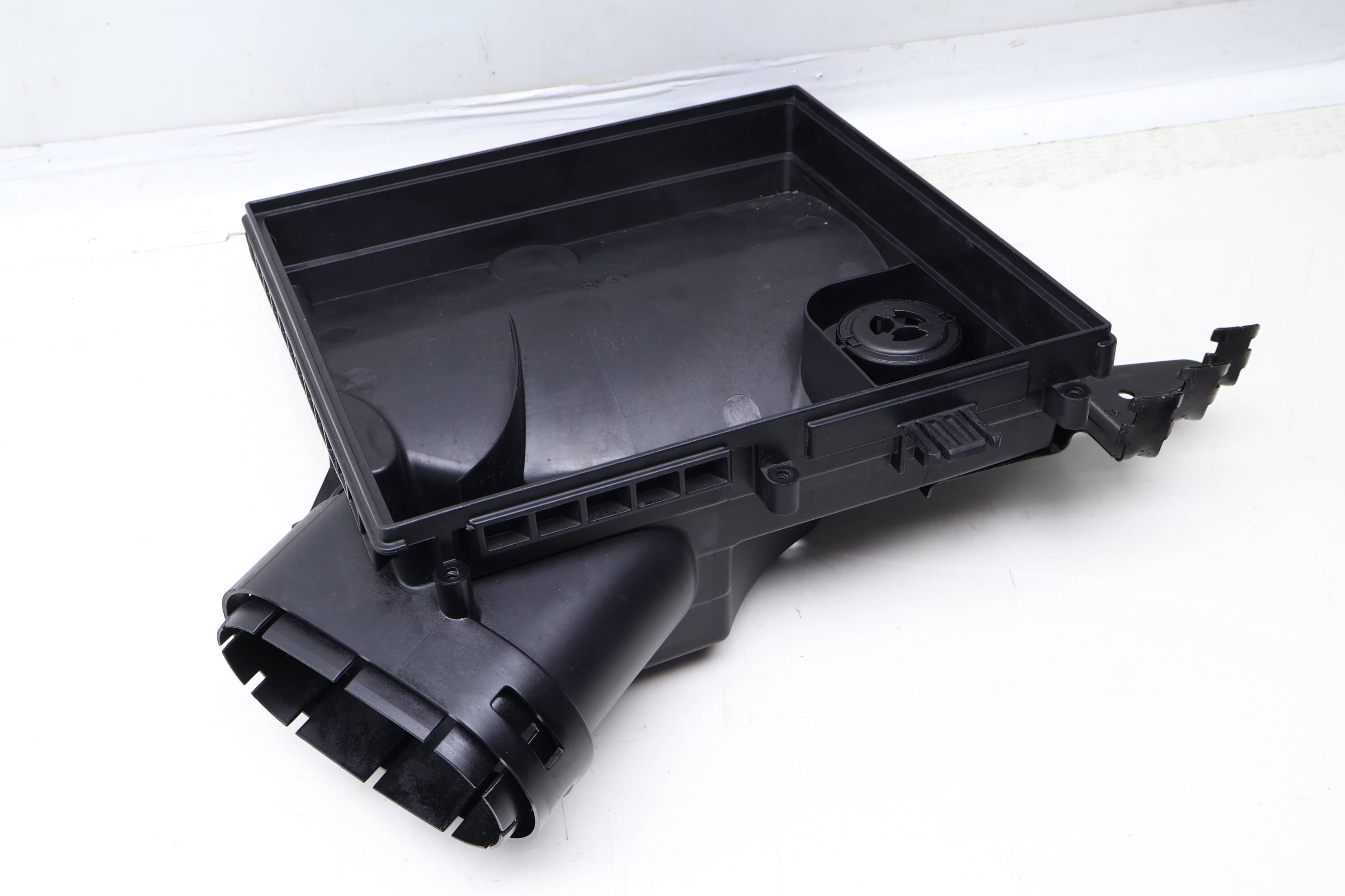 Engine Air Filter Box / Housing (Lower) 13717604404