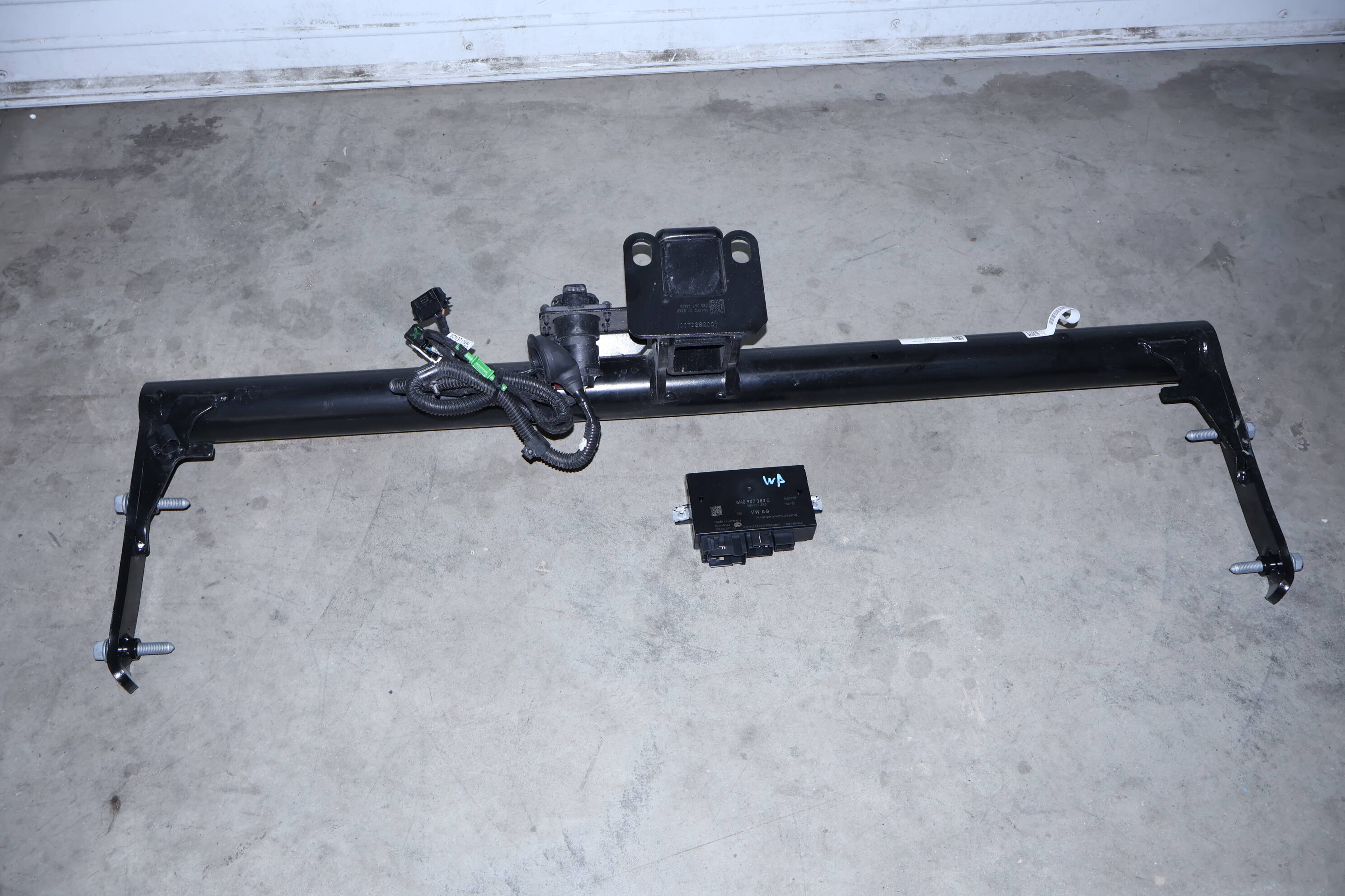 Bumper Reinforcement / Trailer Tow Hitch W/ Module 3CM803881H