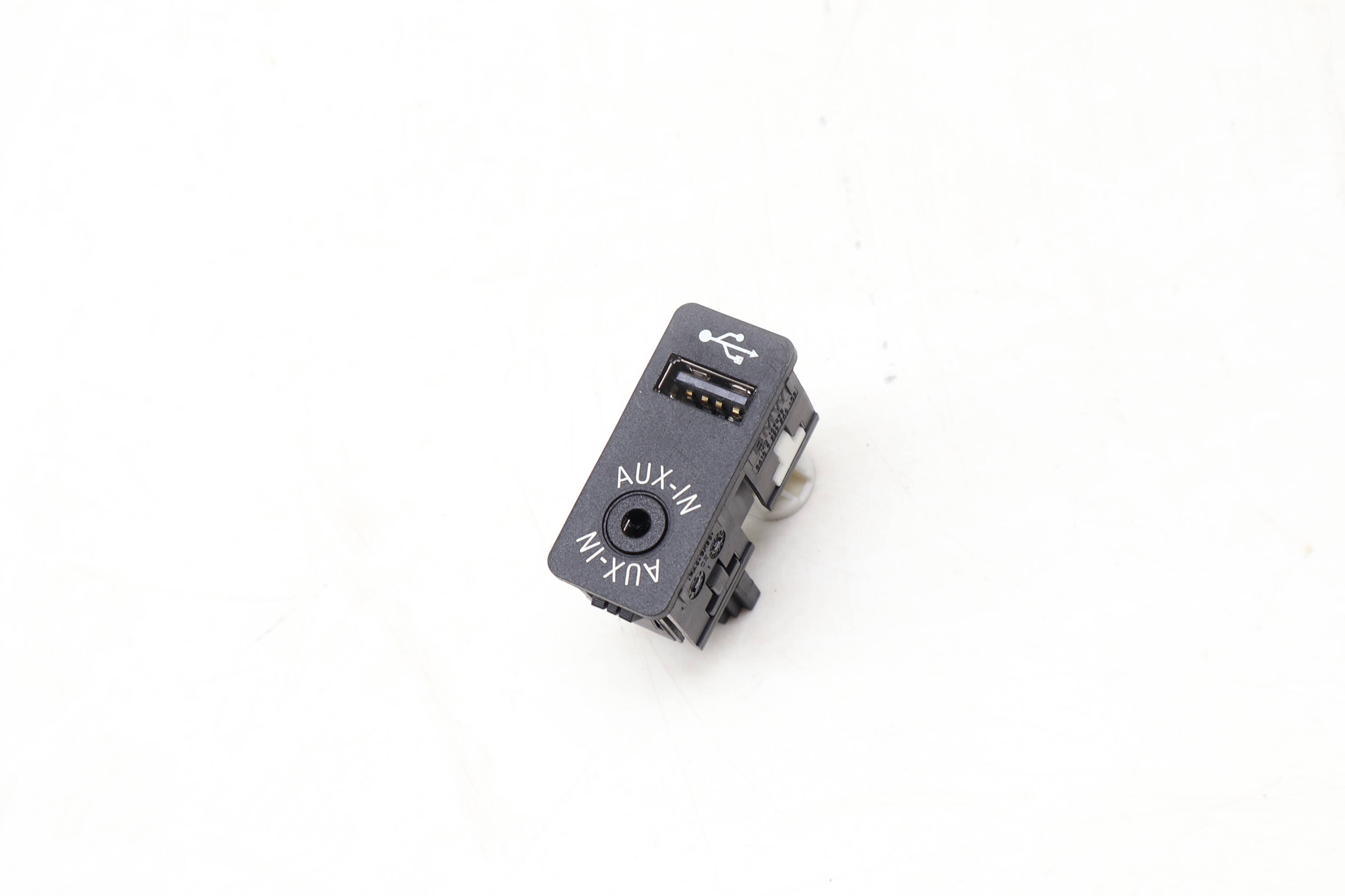 Usb&#x20;&#x2F;&#x20;Aux-In&#x20;Socket&#x20;84109229246