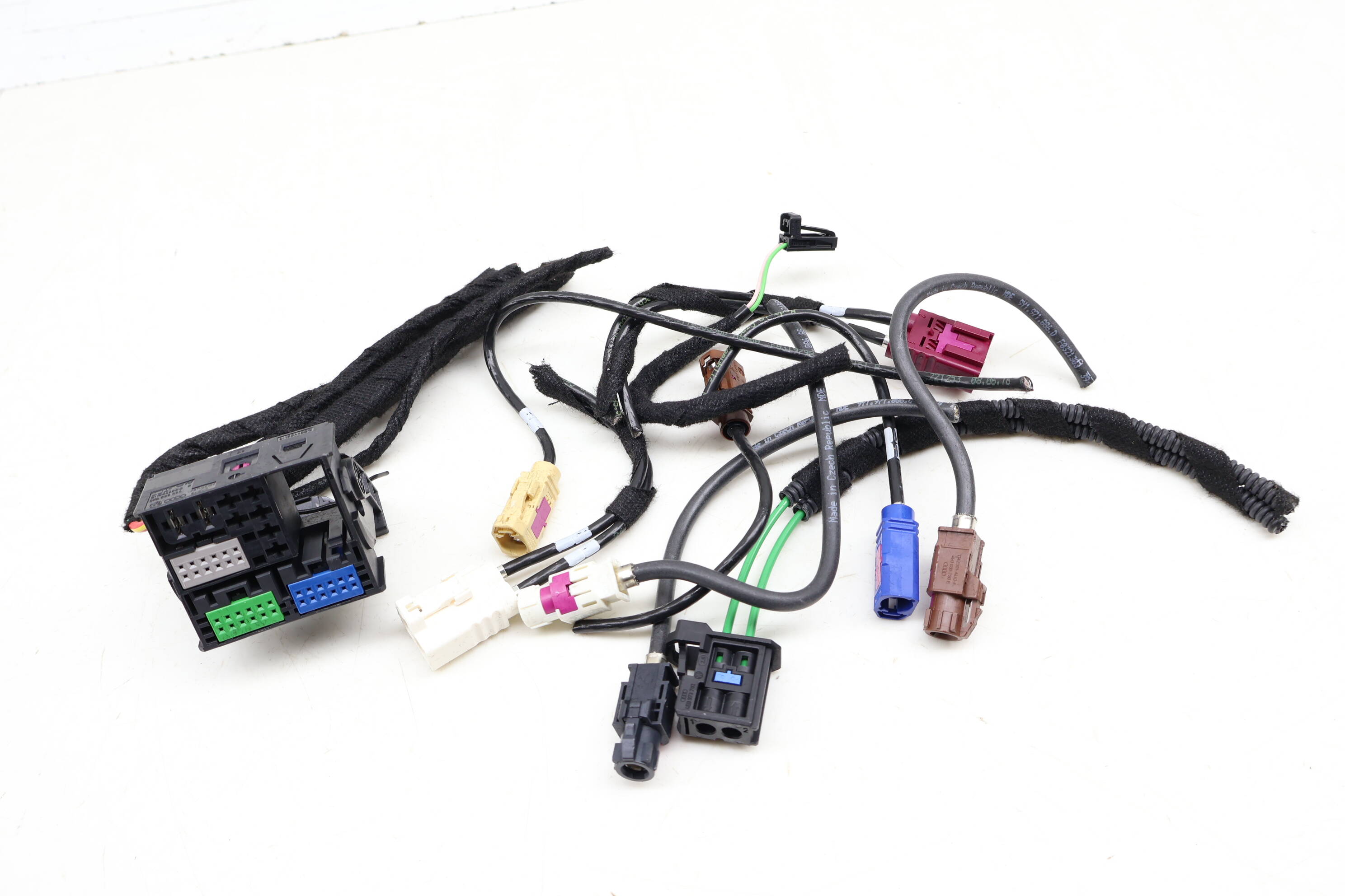 Radio / Stereo Receiver Head Unit Wiring Connector / Pigtail