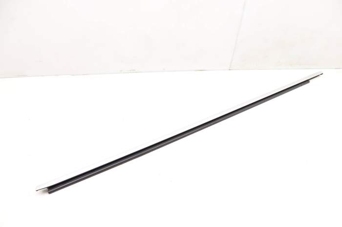 Exterior Door Window Slot Seal / Trim 4M0853283 main product photo