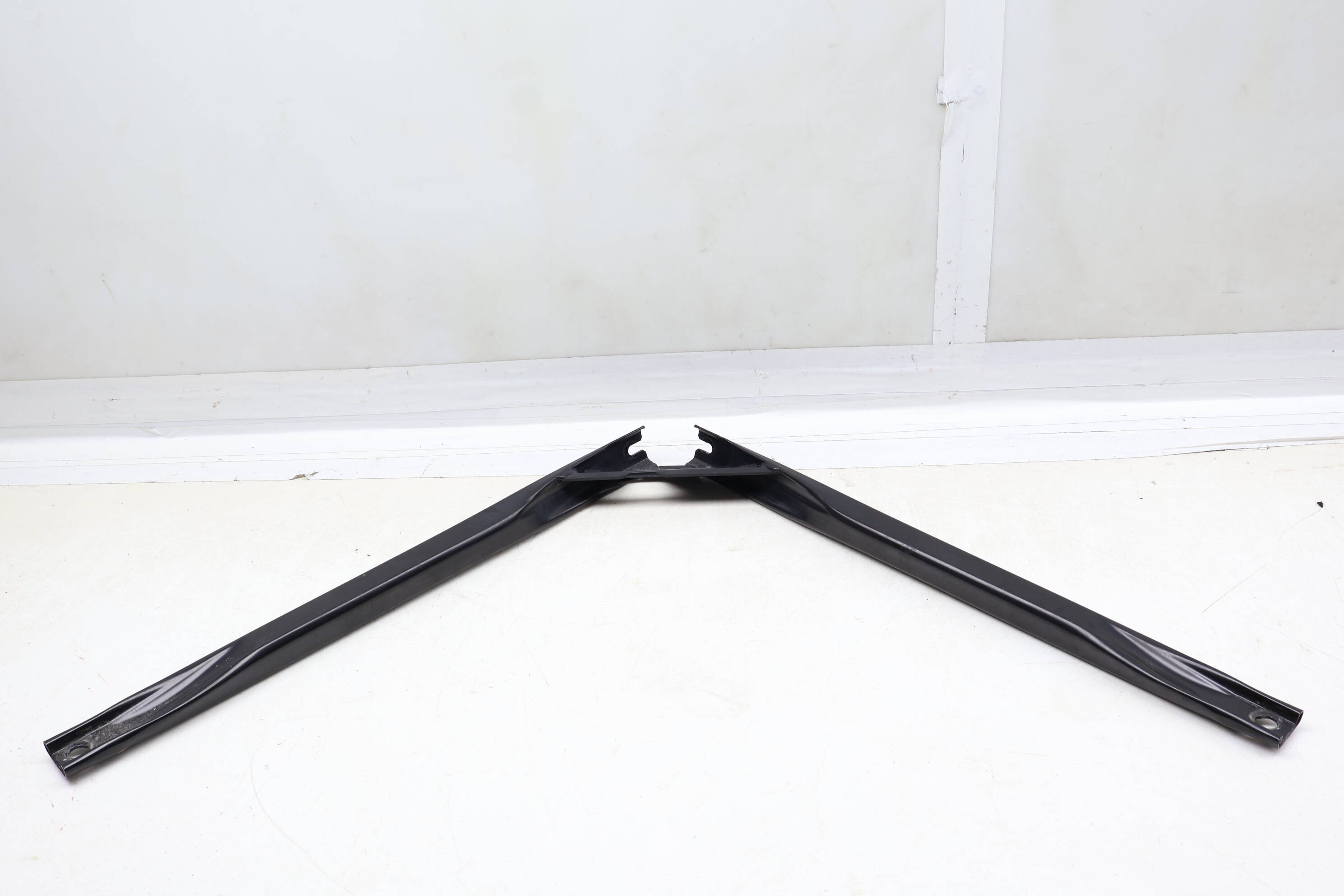 Center Upper Reinforcement Bar / Bracket 8W7805629A