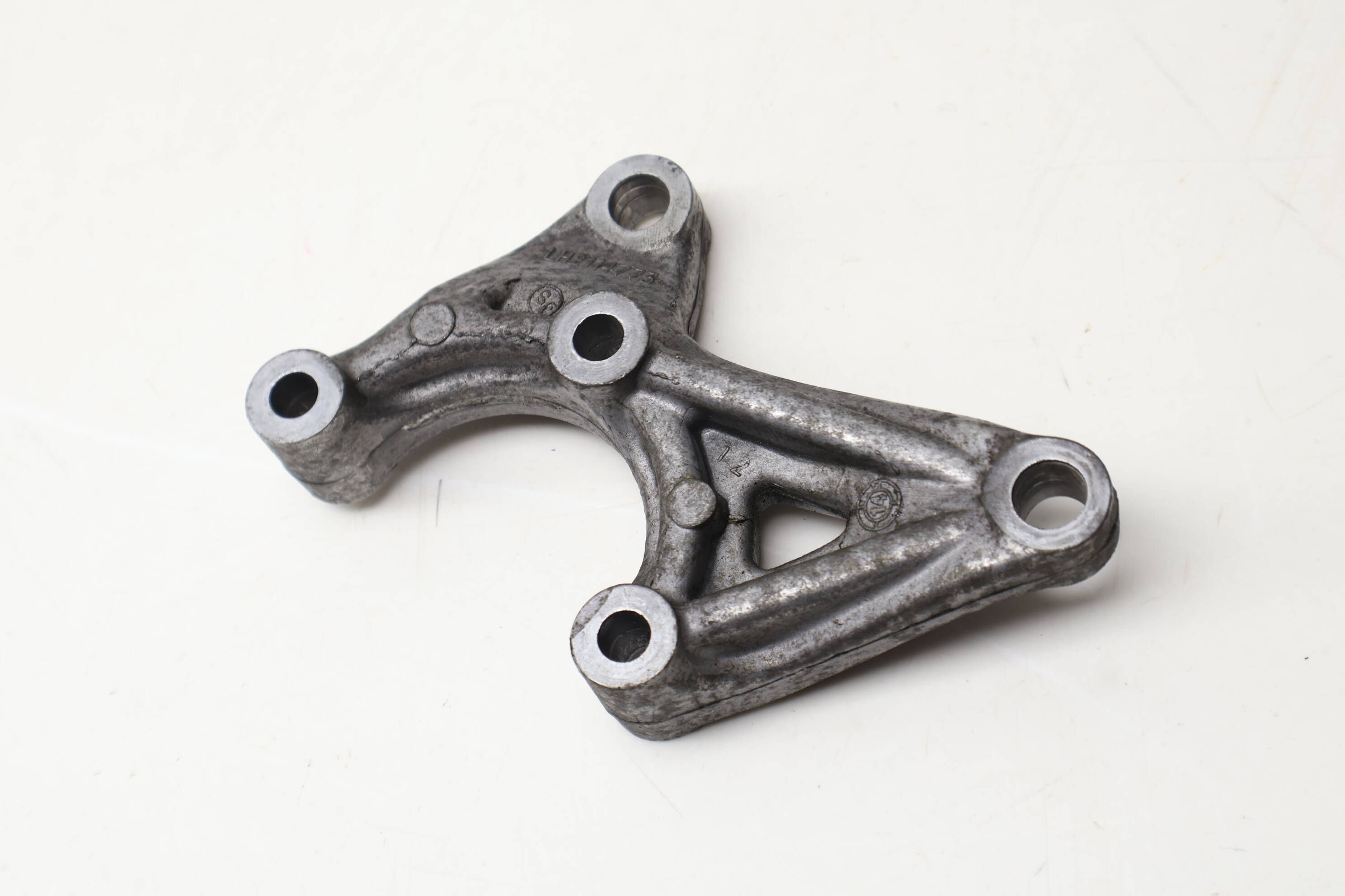 Power&#x20;Steering&#x20;Pump&#x20;Bracket&#x20;32416794350