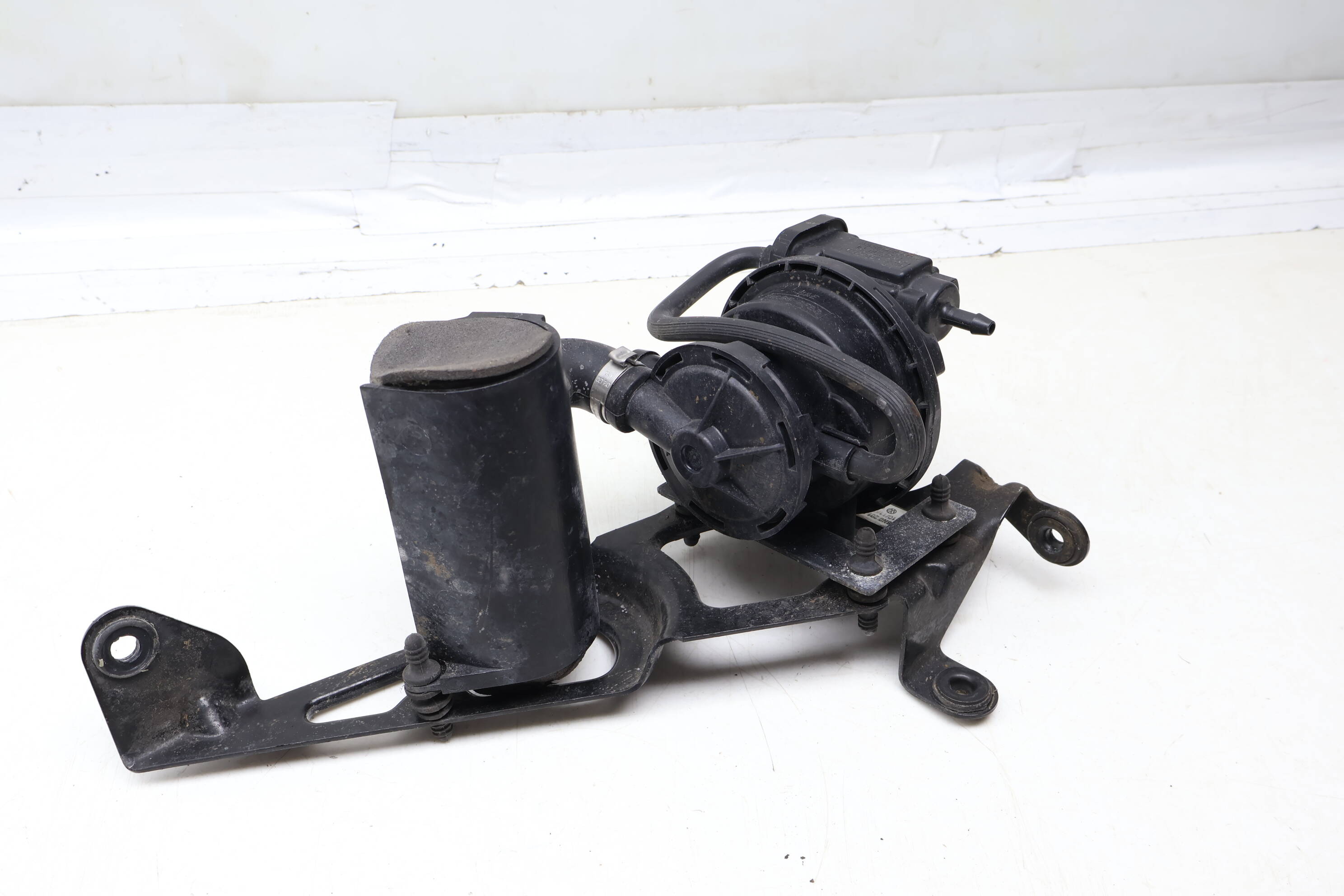 Leak Detection Pump W/ Bracket 4D0906271