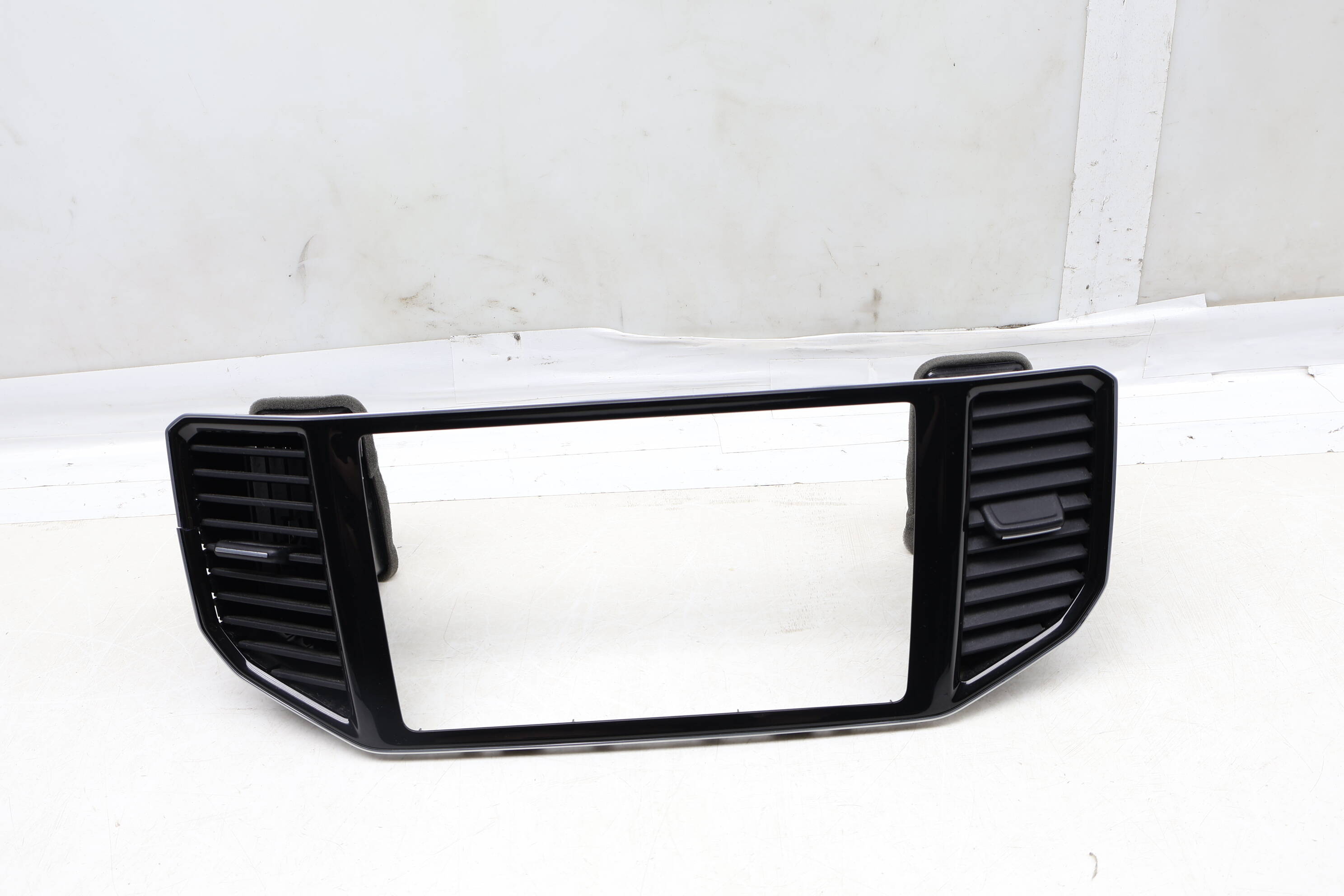 Center Dash Trim Panel / Air Vent 3CN858418H