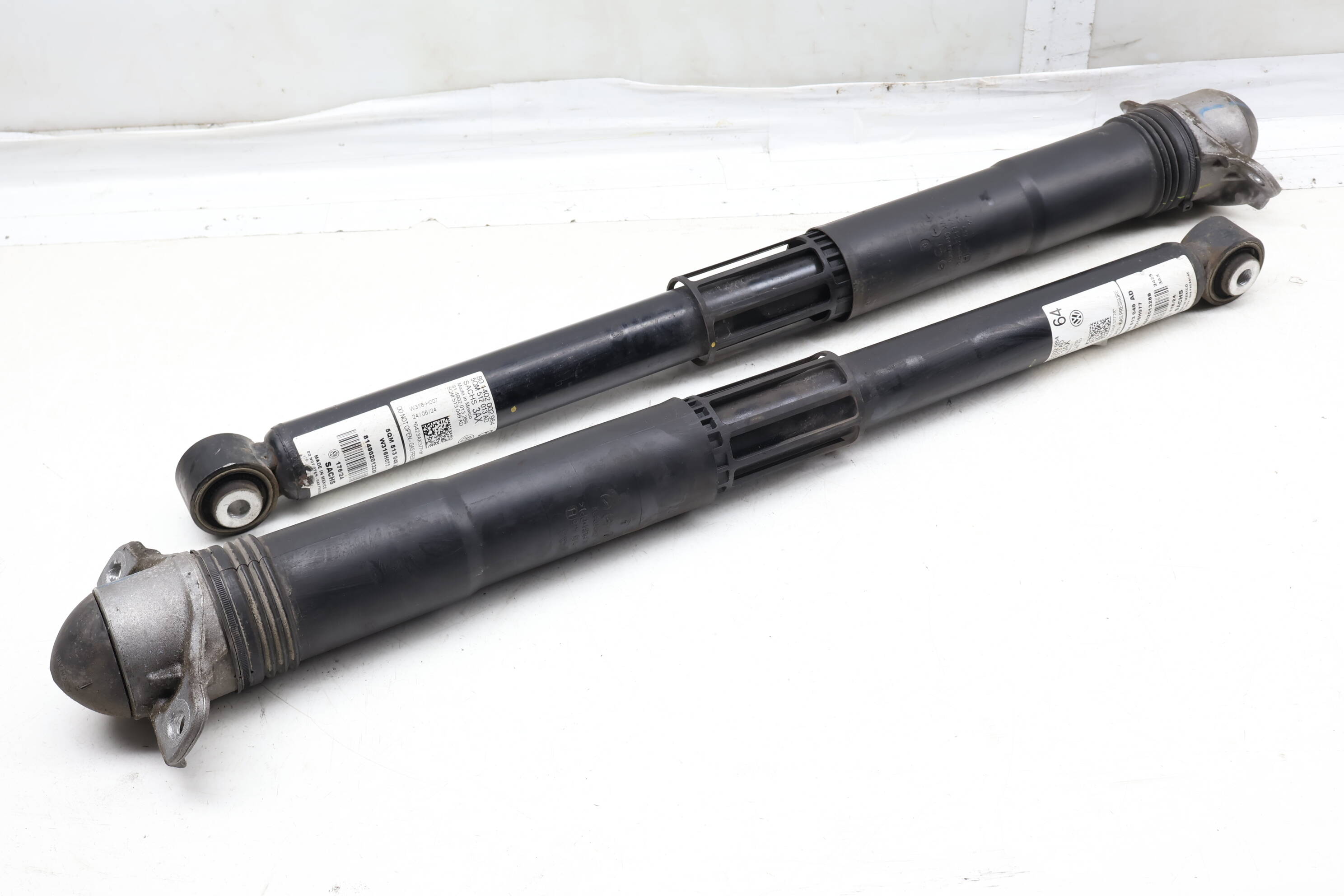 Strut&#x20;&#x2F;&#x20;Shock&#x20;Absorber&#x20;Set&#x20;5QM513049AD