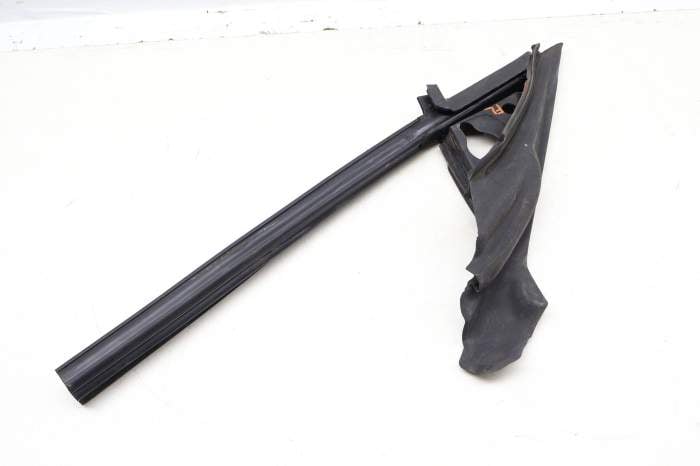 Outer Door Corner / Mirror Seal 51337310193 main product photo