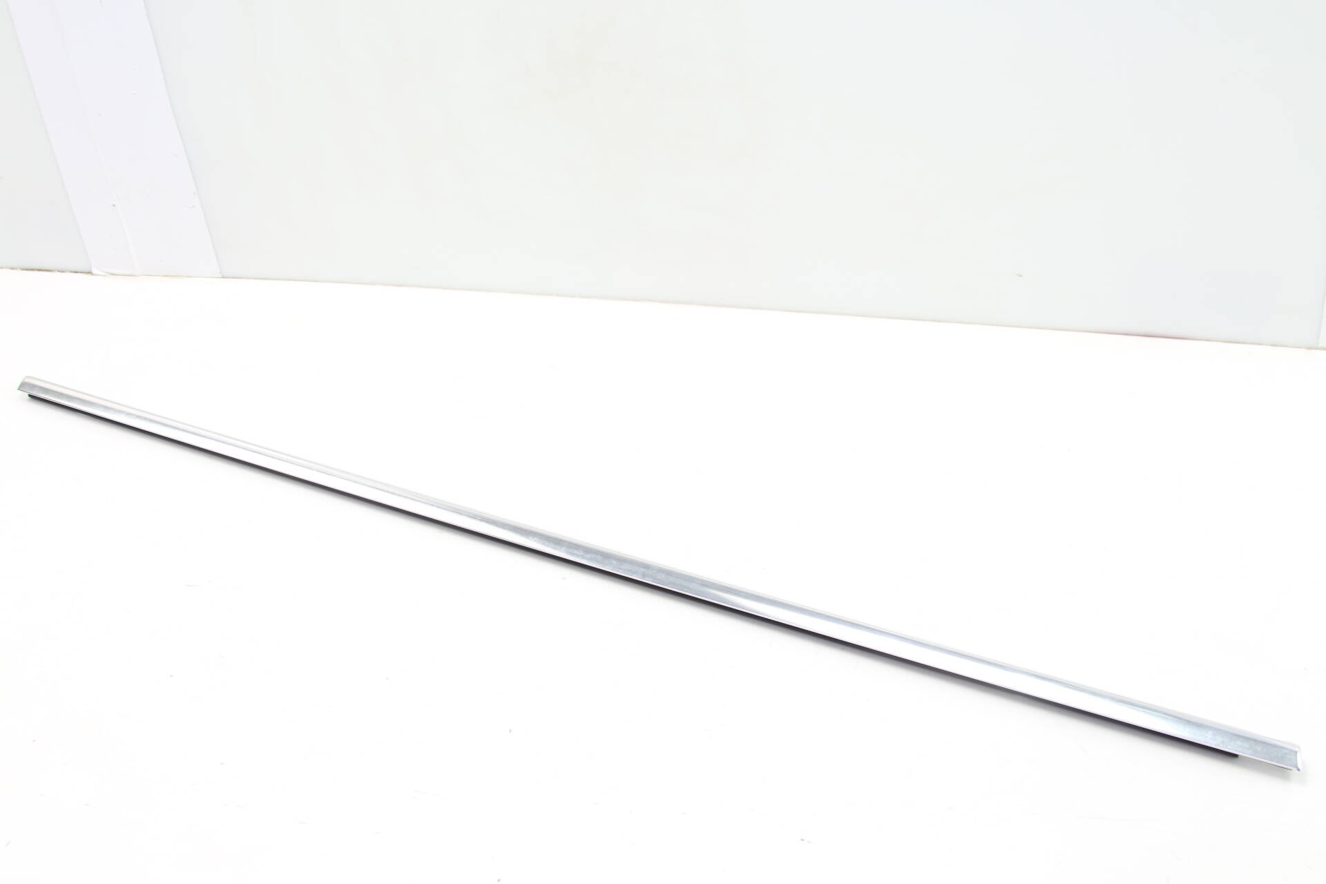 Outer Window Slot Seal / Trim 7L6837476E