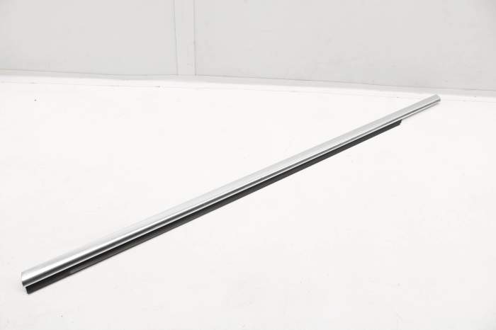 Outer Door Window Slot Seal / Trim 3C8837475F main product photo