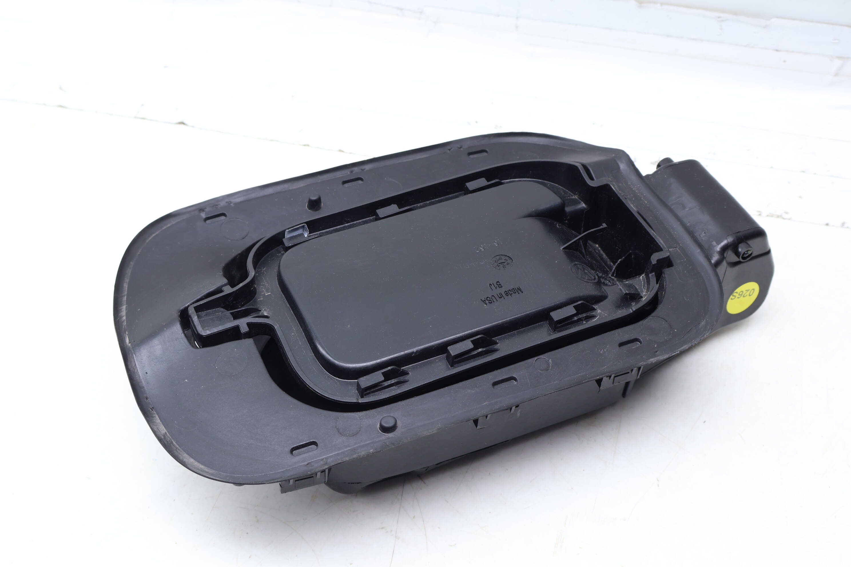 Gas / Fuel Filler Door Bracket 3CN809857B