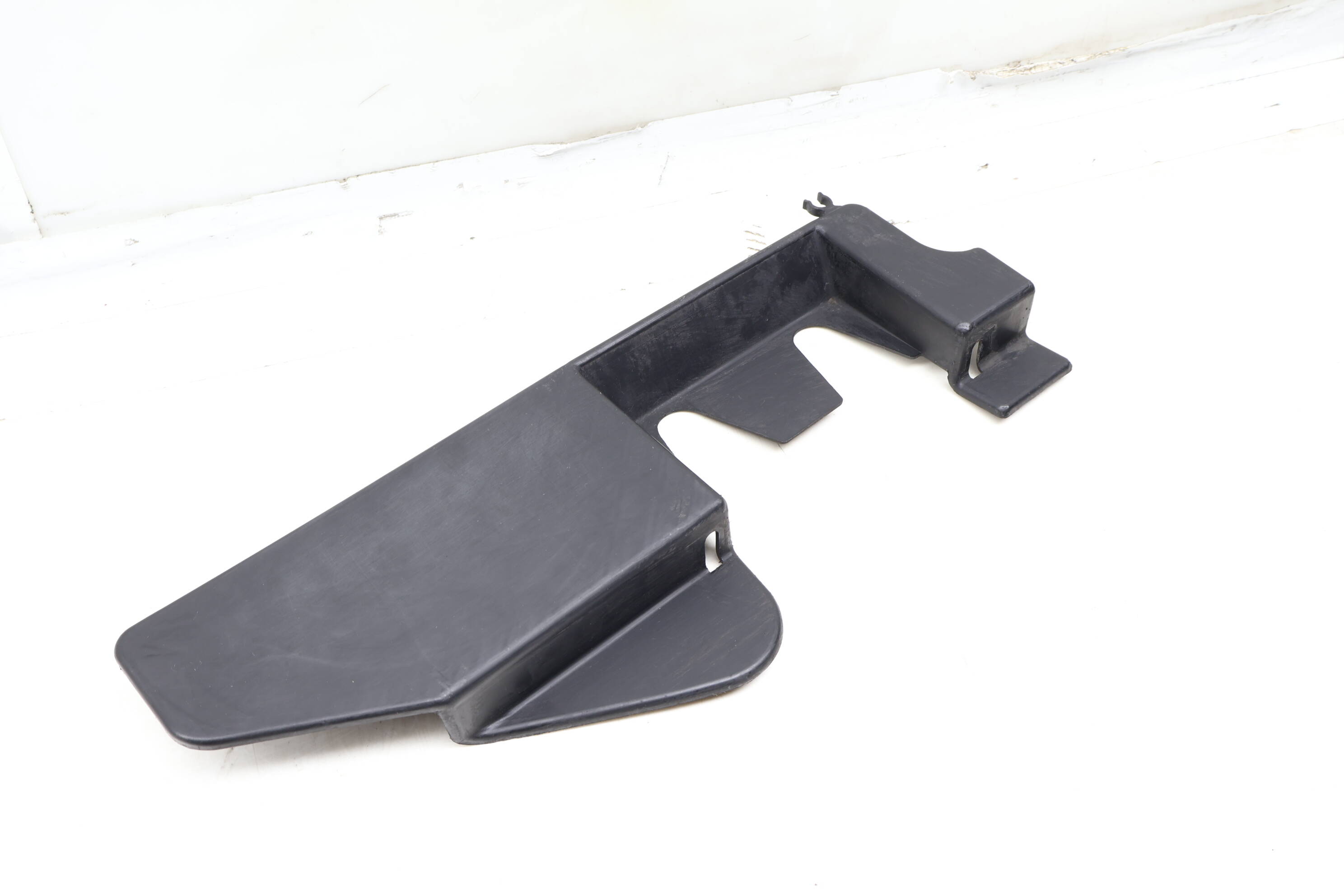 Radiator&#x20;Fan&#x20;Housing&#x20;Mount&#x20;Bracket&#x20;98657575601