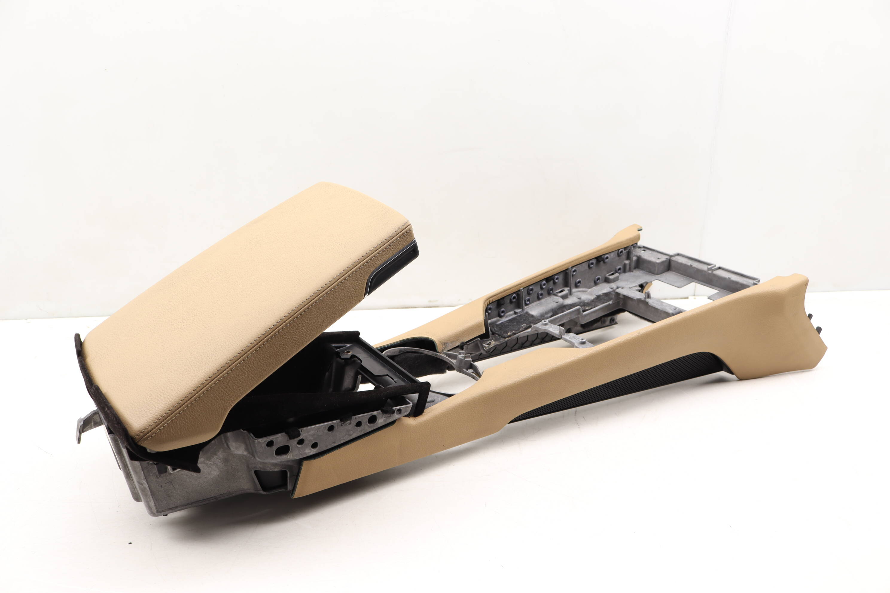 Center&#x20;Console&#x20;W&#x2F;&#x20;Armrest&#x20;97055331100