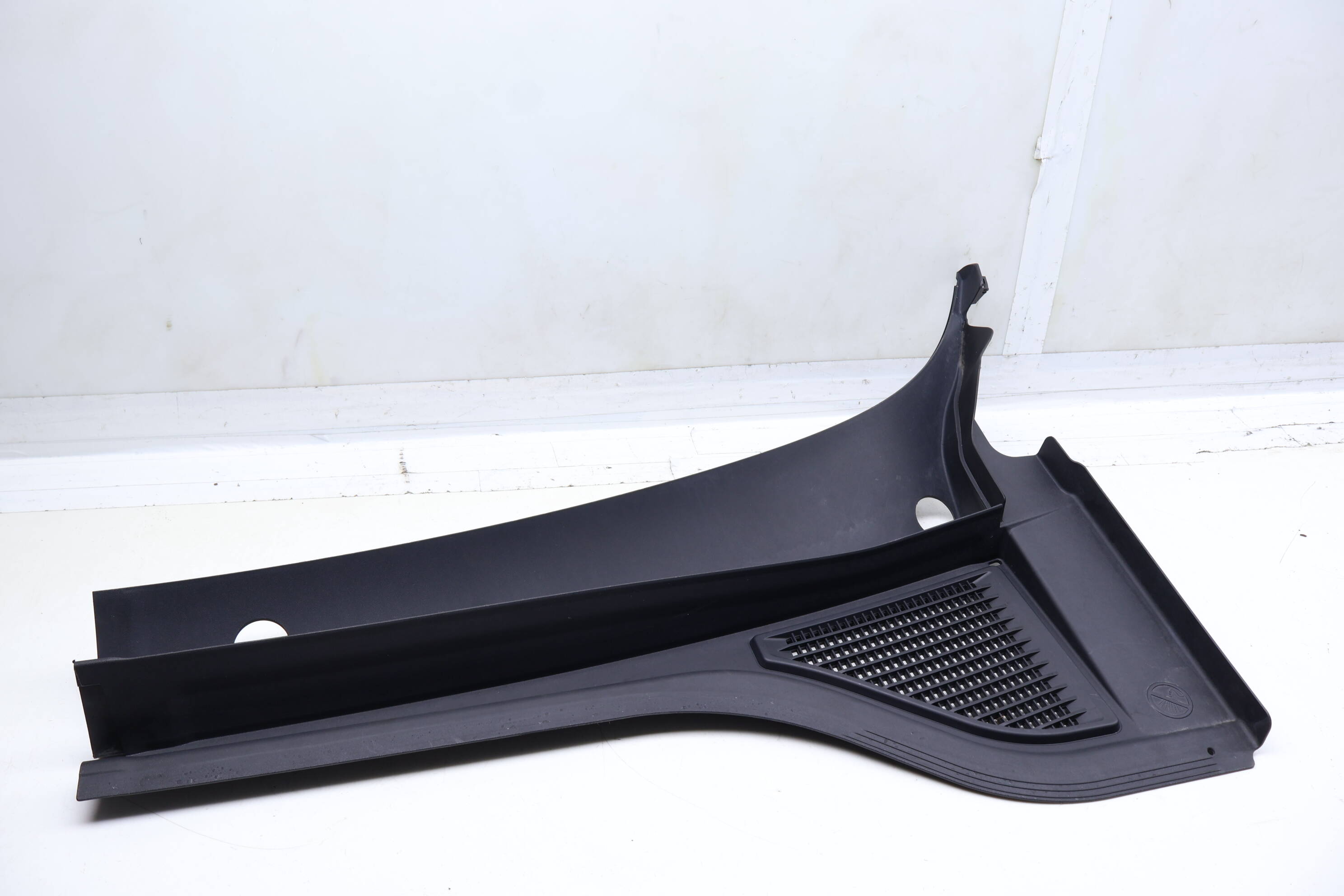 Firewall Engine Bay / Windshield Cowl Cover 3CM819403