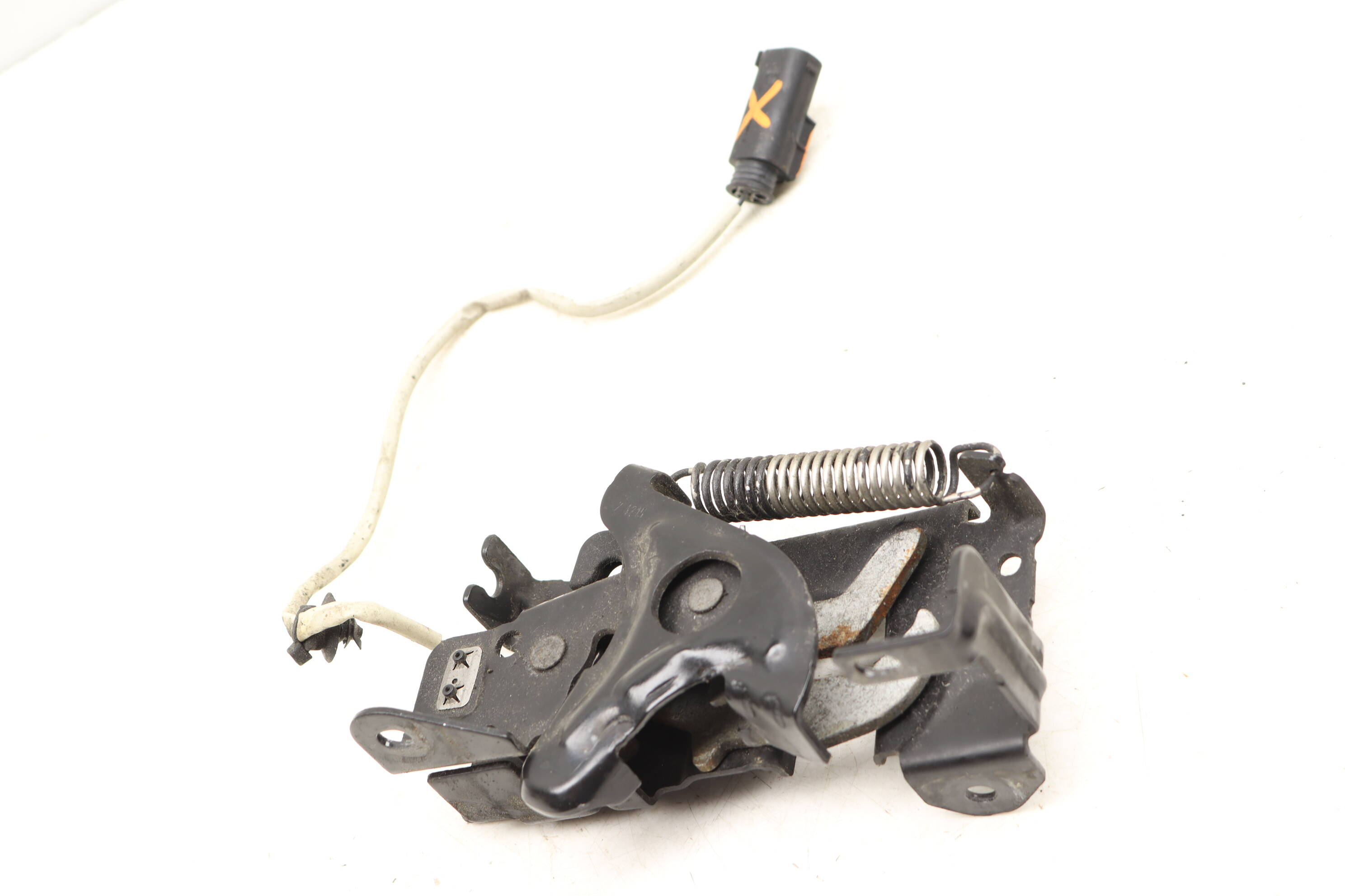 loowkw☆ Amazon.com: URO Parts 51237308068 Hood Lock Assembly, Right