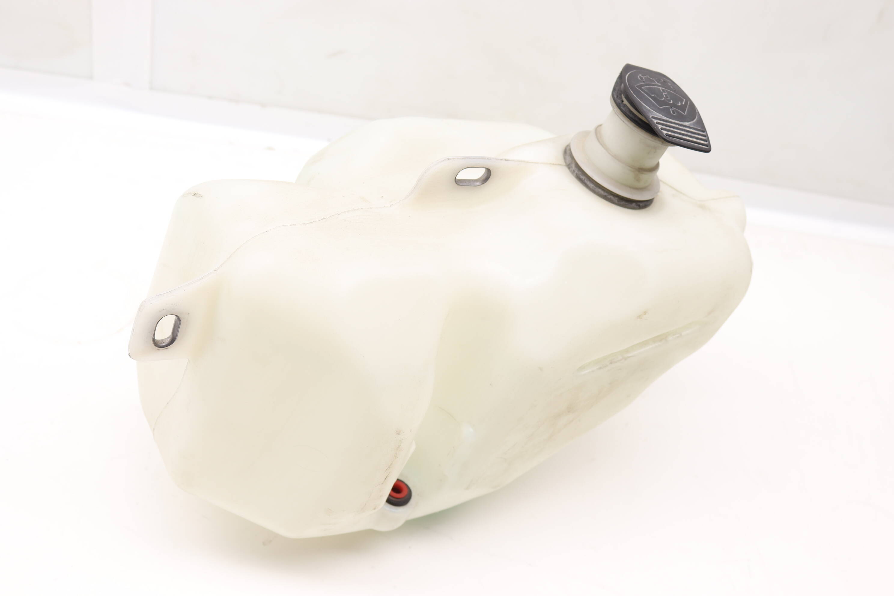 Windshield Washer Reservoir / Tank 423955449A