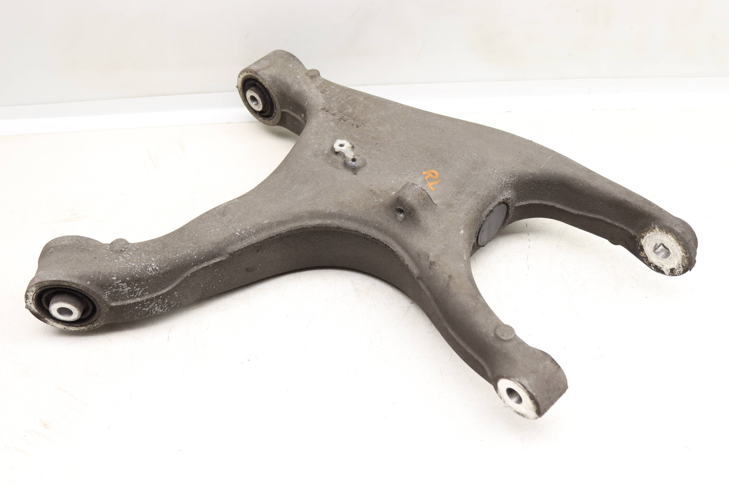 Lower&#x20;Control&#x20;&#x2F;&#x20;Trailing&#x20;Arm&#x20;8R0505311F