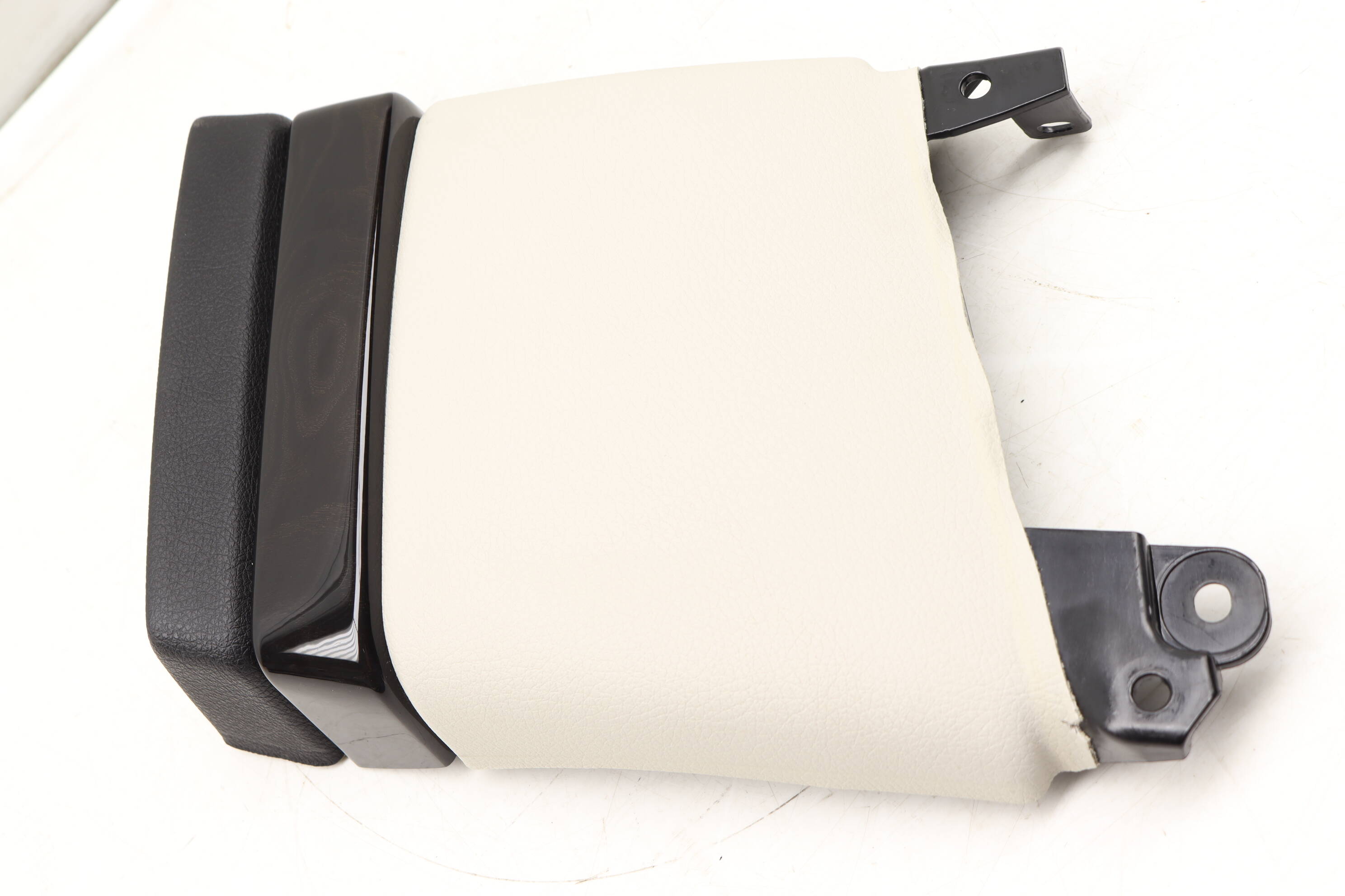 B&#x20;Pillar&#x20;Trim&#x20;&#x2F;&#x20;Cover&#x20;&#x28;Center&#x29;&#x20;51437235114