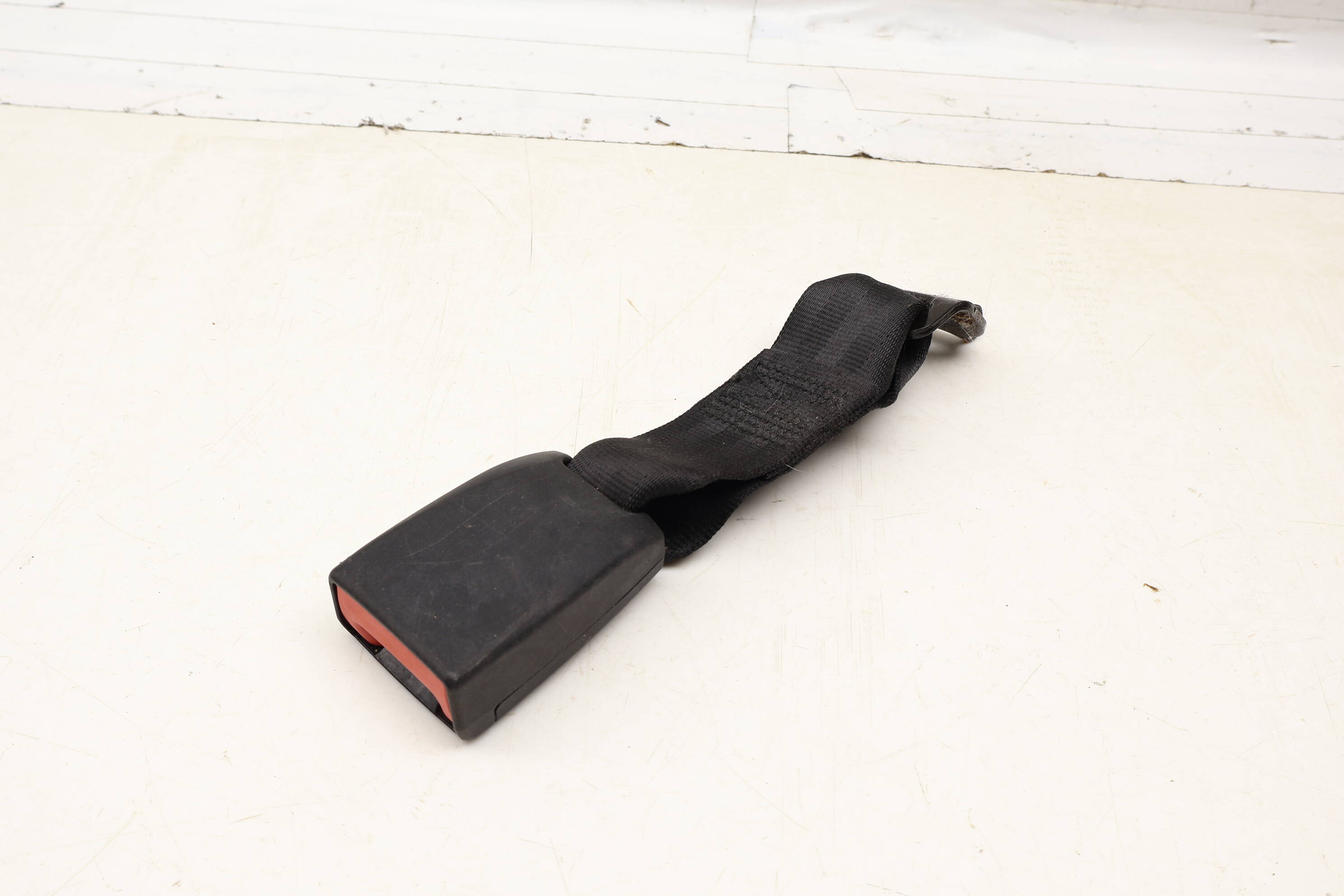 Center Seat Belt Buckle / Receiver 95B857740