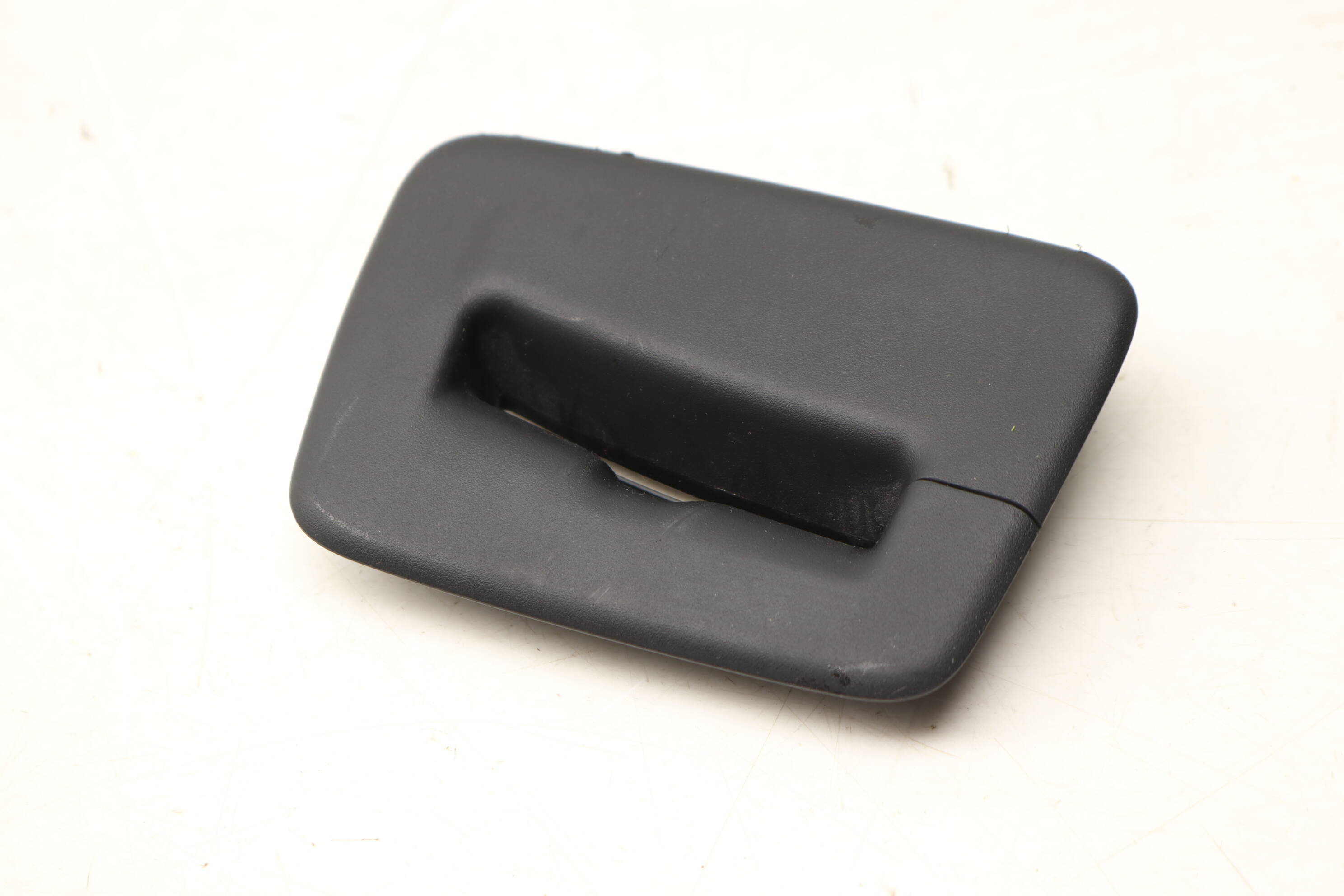 Center Seat Belt Guide / Trim 8R0857763