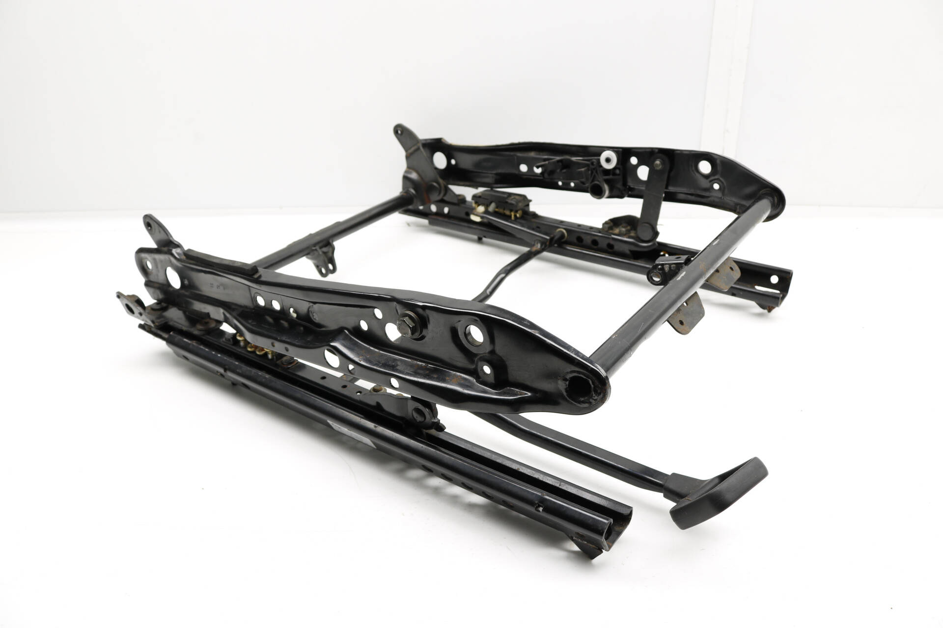 FRONT LEFT - SEAT FRAME / RAIL - AUDI TT - 8N0881183