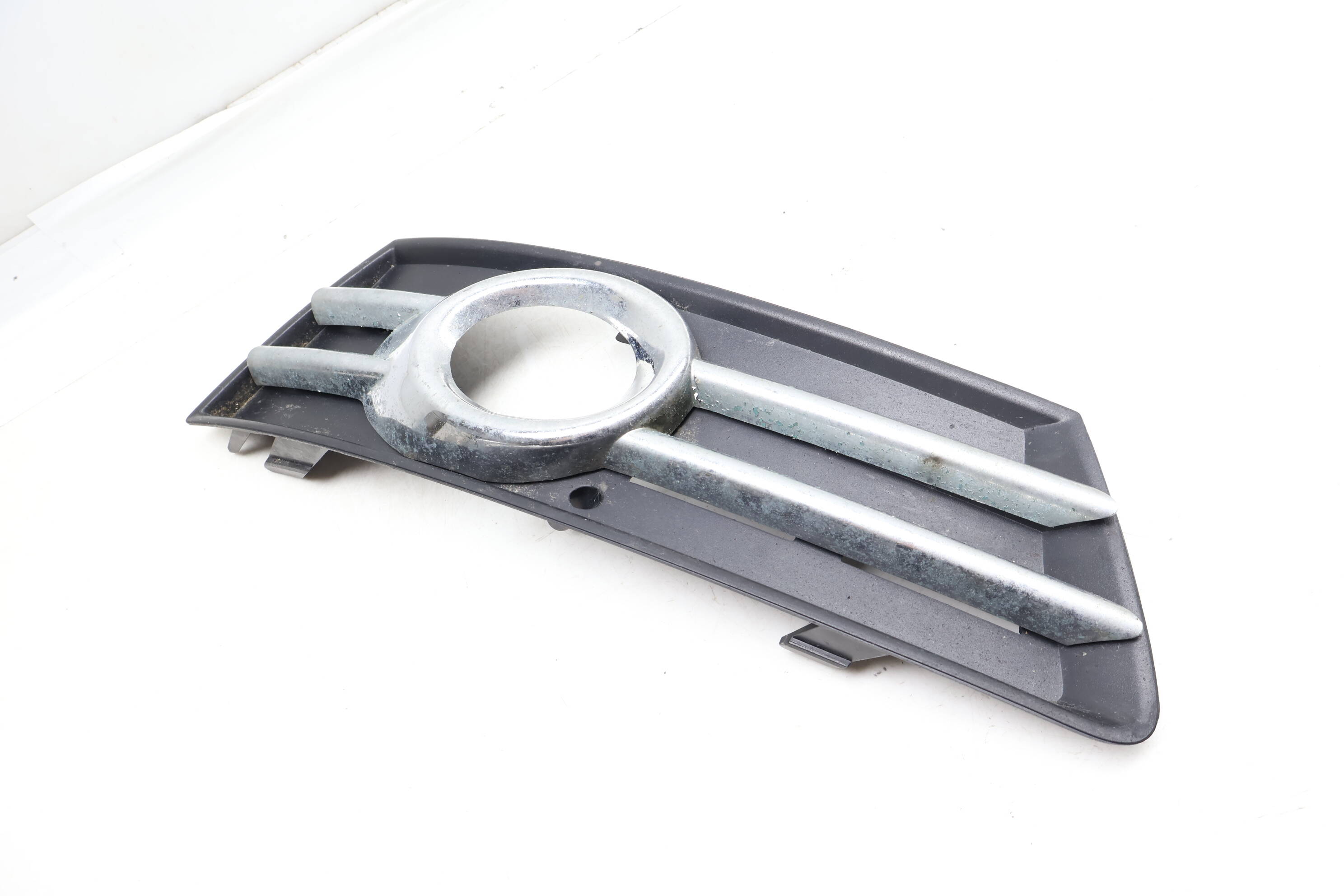 Lower Bumper Grille / Fog Light Cover 3C8853666C