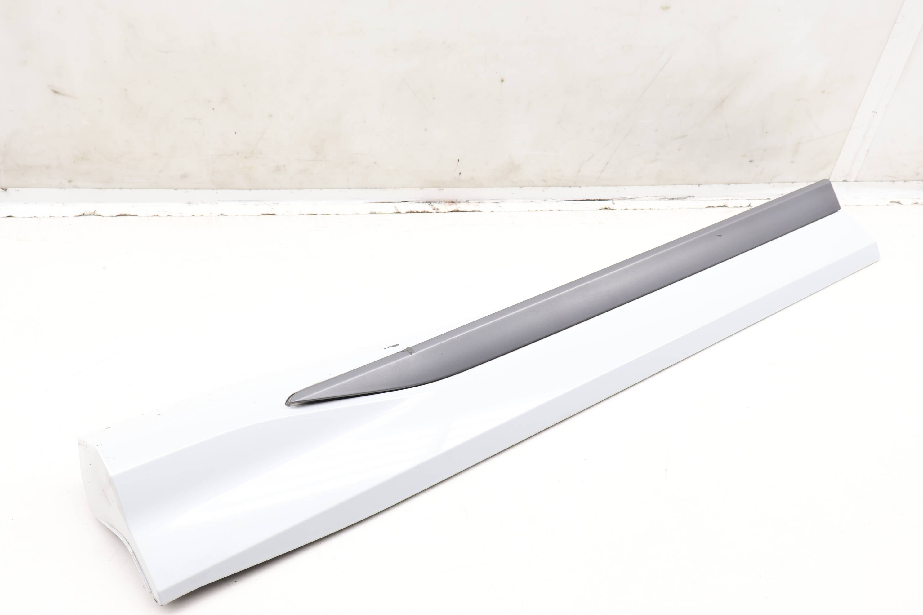 Lower Door Blade / Molding 83A853960B