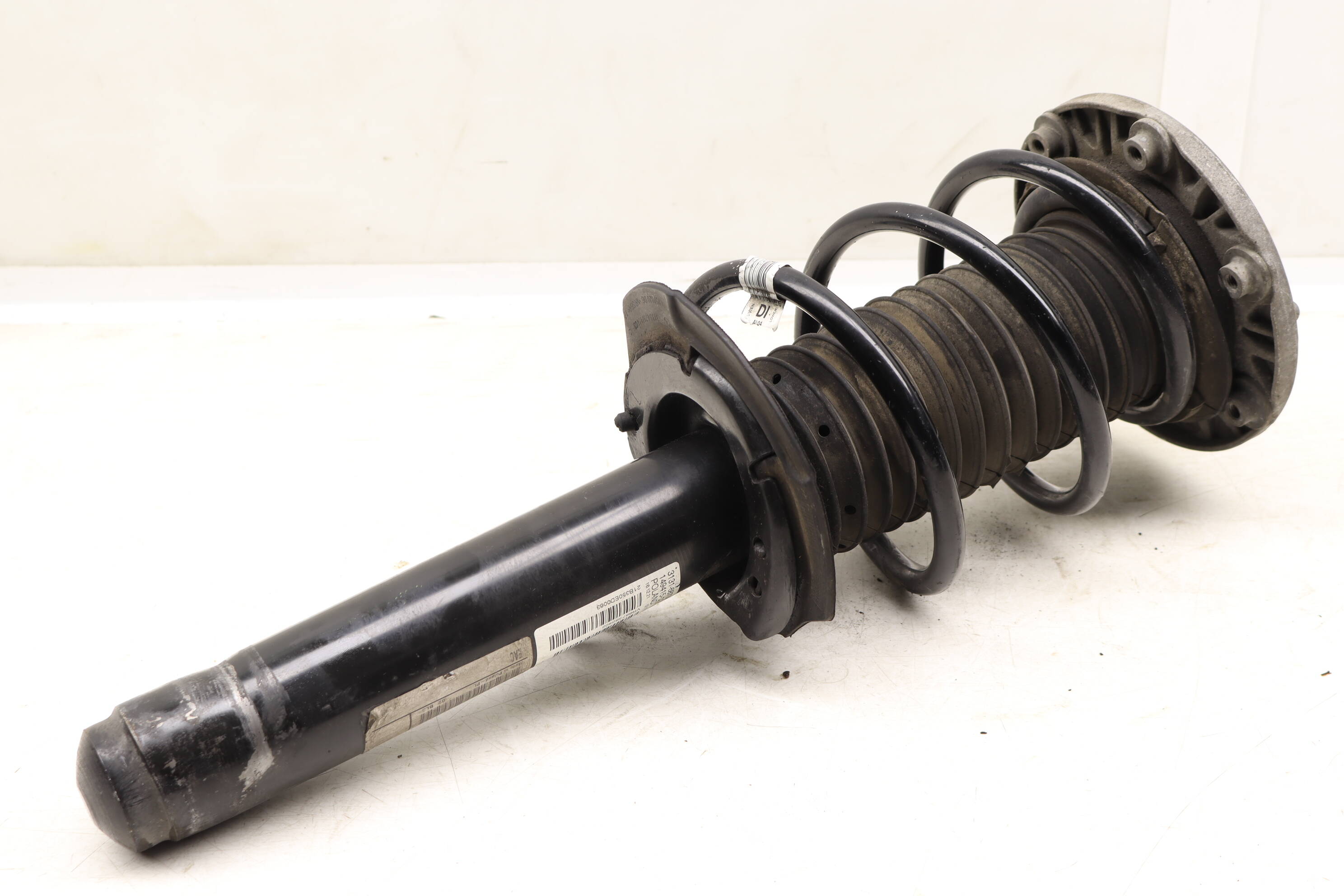 BMW Front Right Strut Shock / Spring Assembly 31316873804