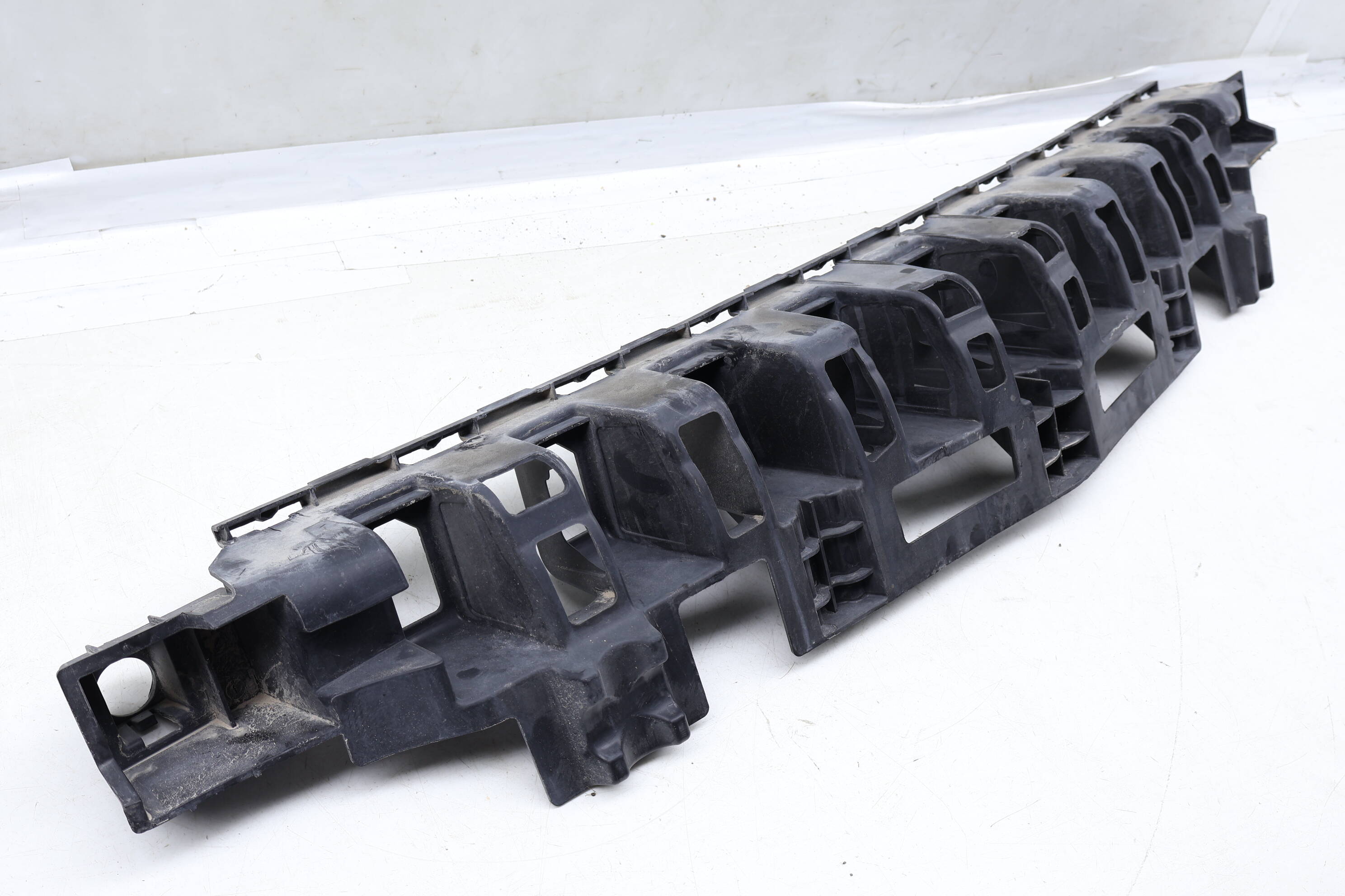 Center Bumper Mount / Bracket 1668851065