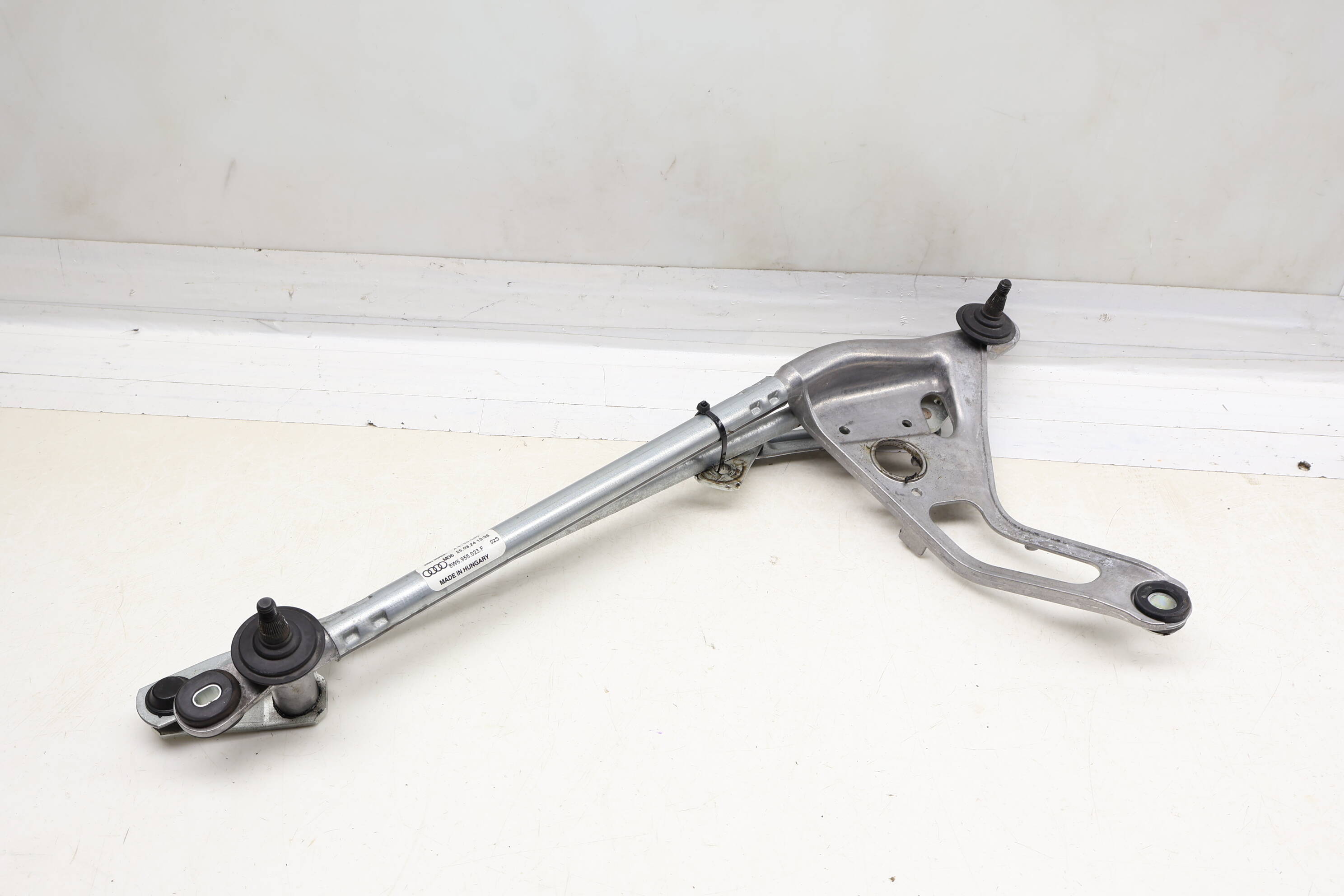 Windshield Wiper Transmission / Bracket 8W6955023F