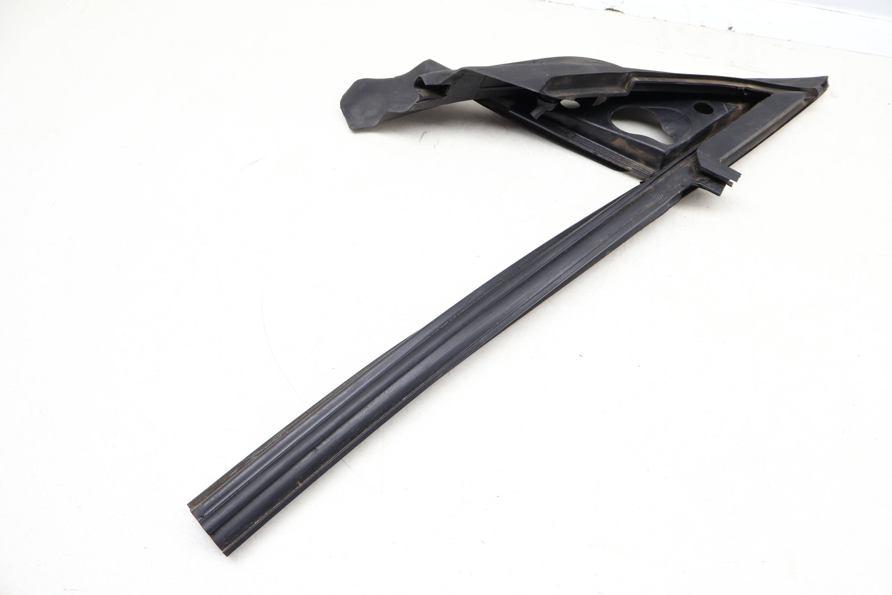 Outer&#x20;Door&#x20;Corner&#x20;&#x2F;&#x20;Mirror&#x20;Seal&#x20;51337310194