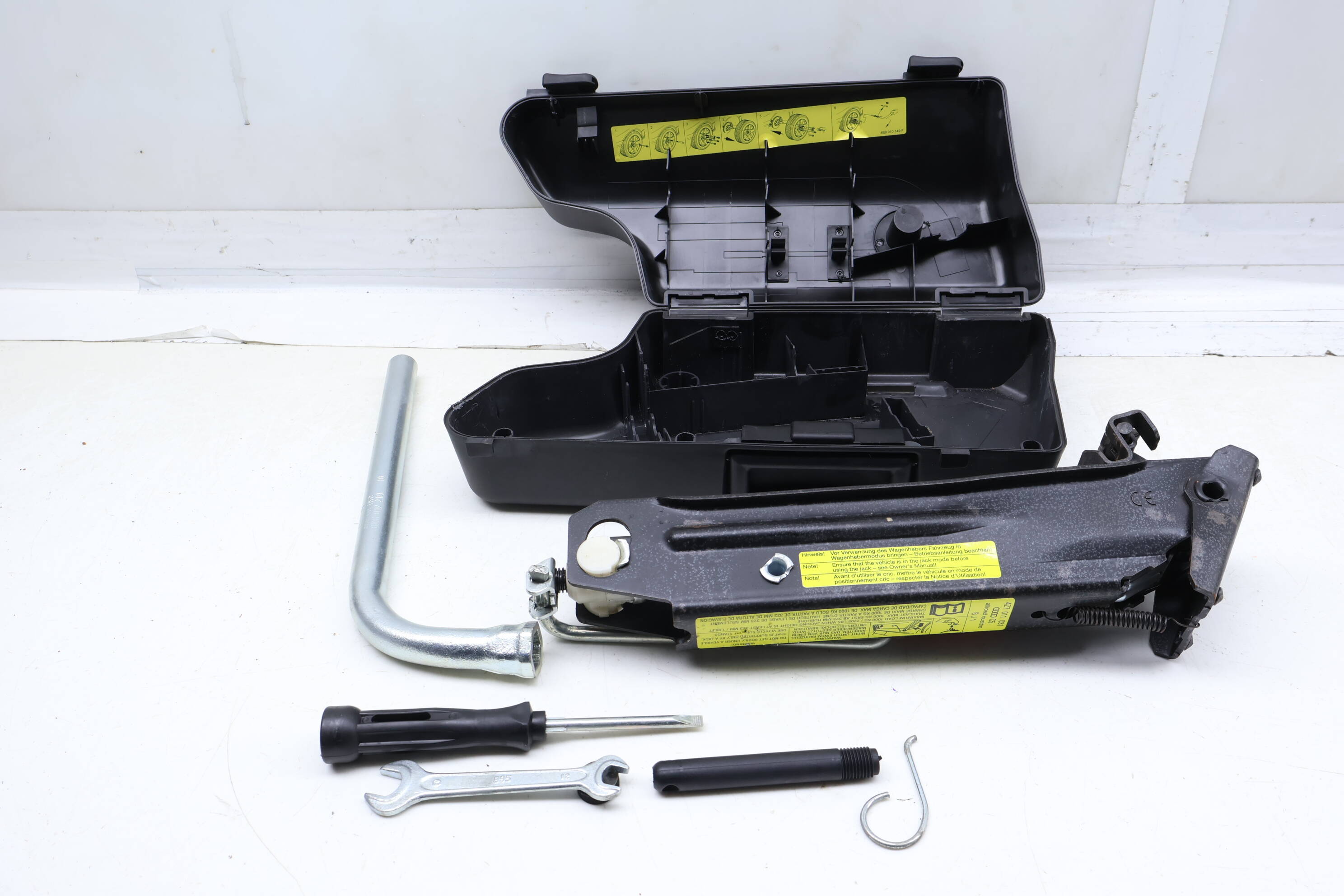 Tool Kit / Jack 4Z7012113