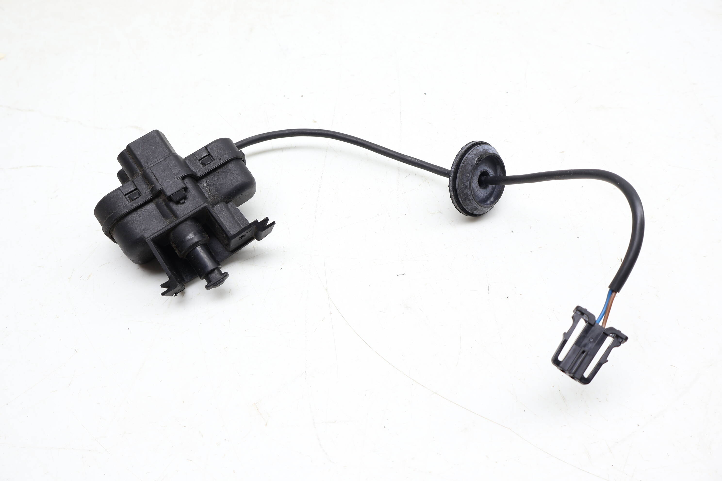 トミルユーグ VW Fuel Door Lock Actuator (Tiguan Limited, Tiguan) 5N0810773F