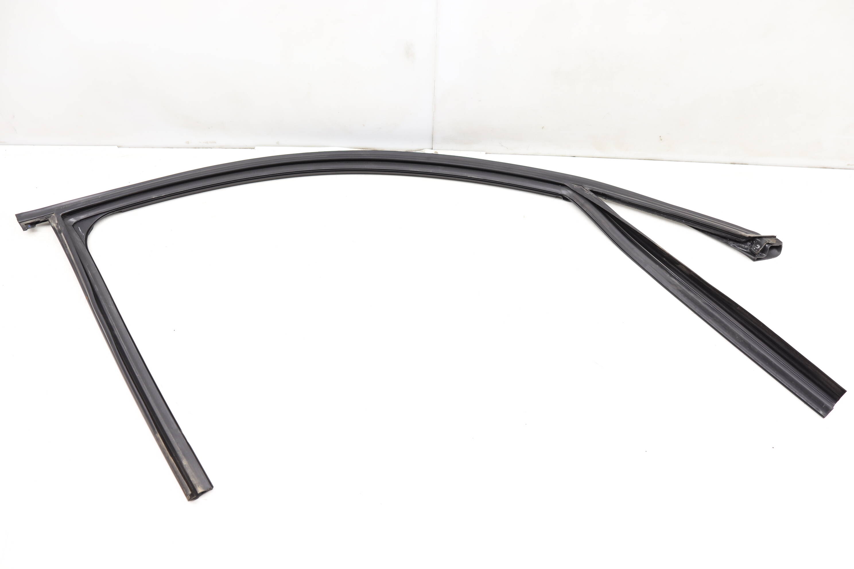 でおすすめアイテム。 BMW Upper Door Seal / Window Channel Weather Stripping テープ・マスキングテープ
