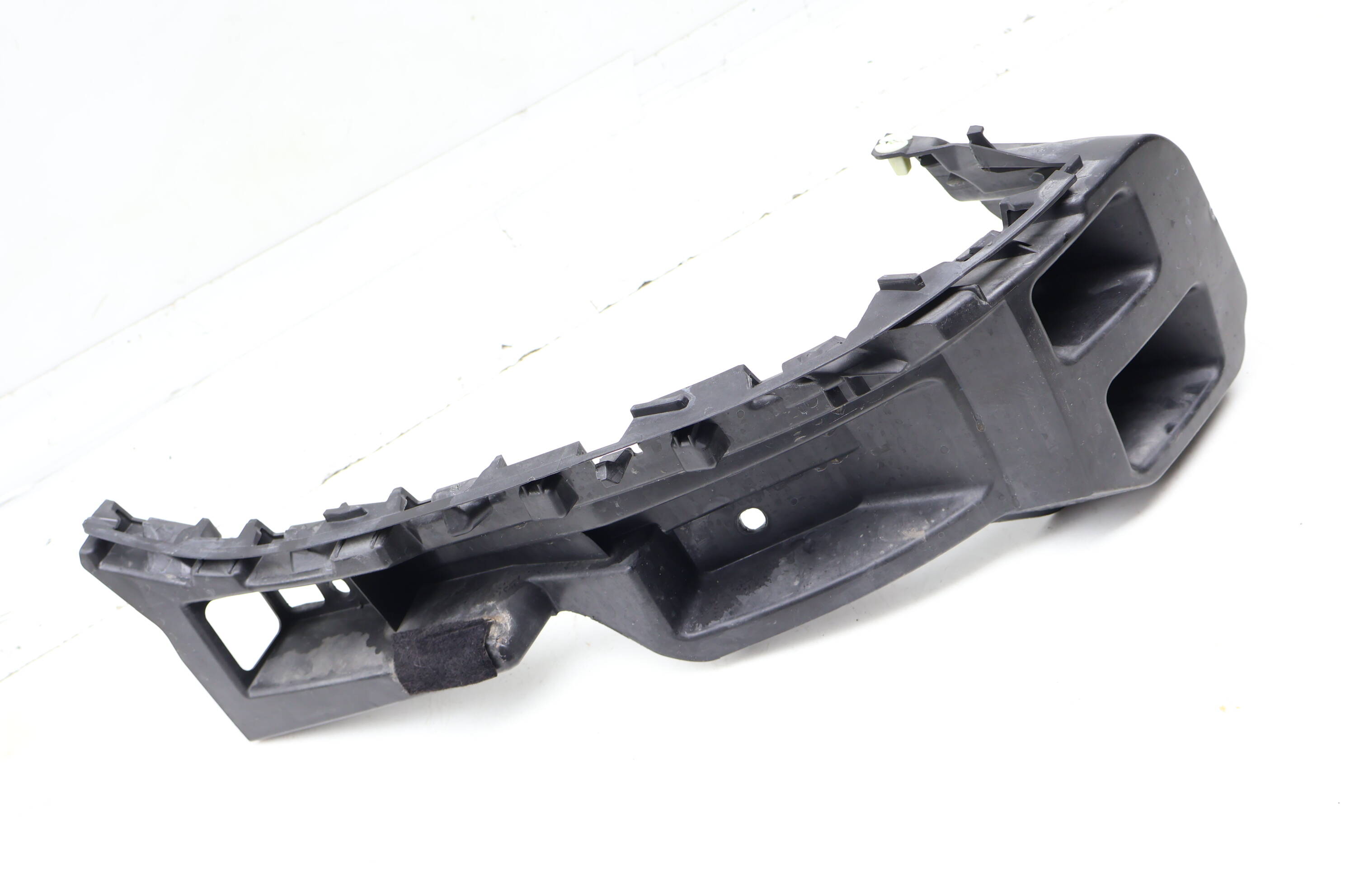 Bumper Guide / Mount Bracket 7P5807393C 95850539310