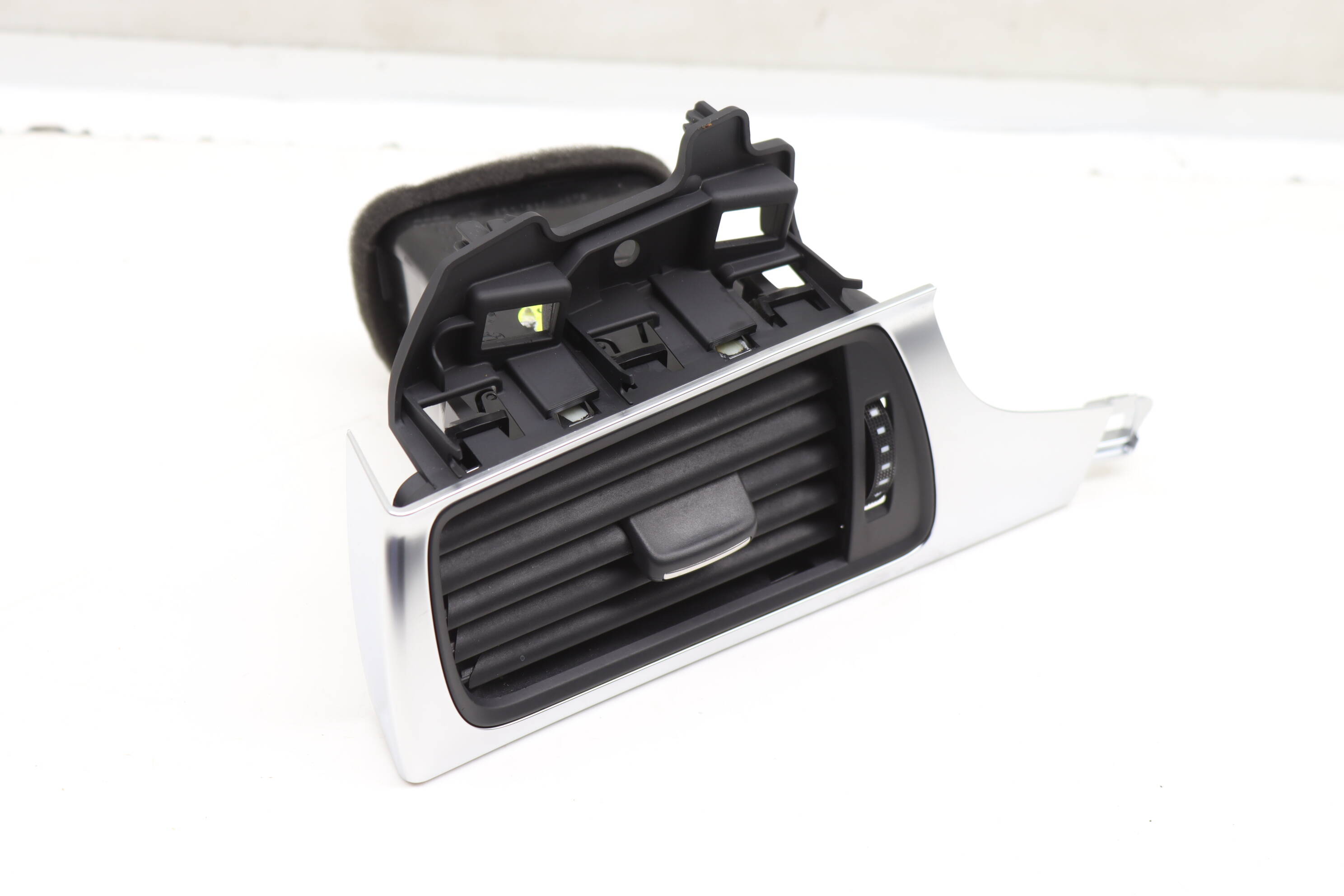 Dash Air Vent W/ Trim 4G1820901C