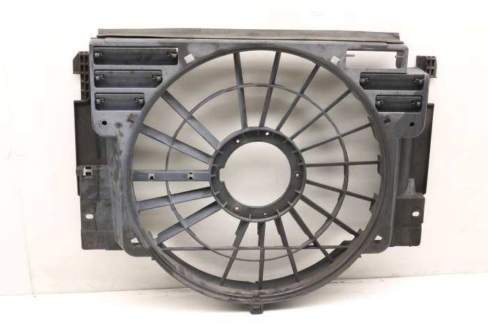 Electric Pusher Fan Housing / Shroud 64546921381 main product photo