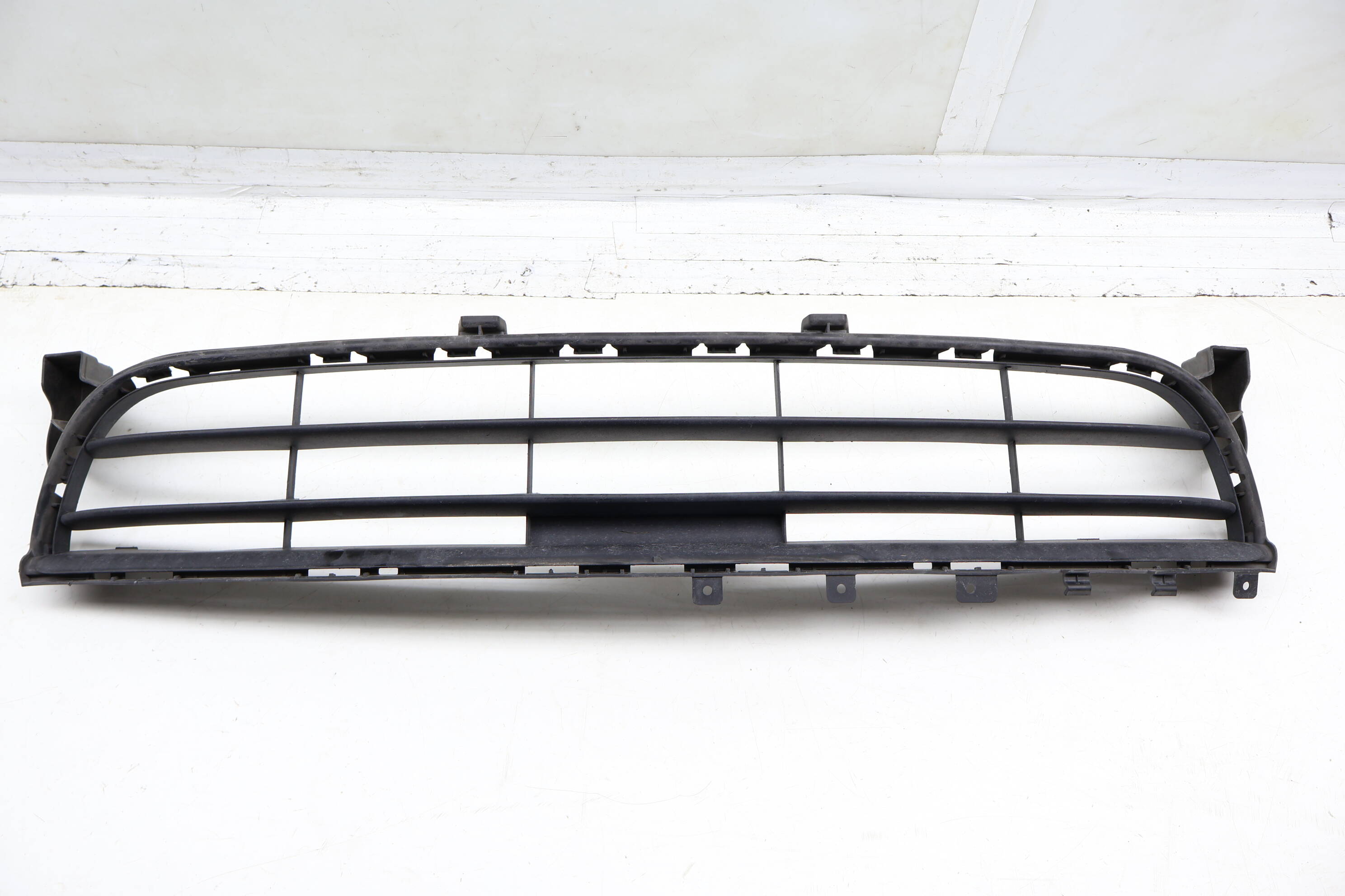 Lower Bumper Grille (Center) 97050554106