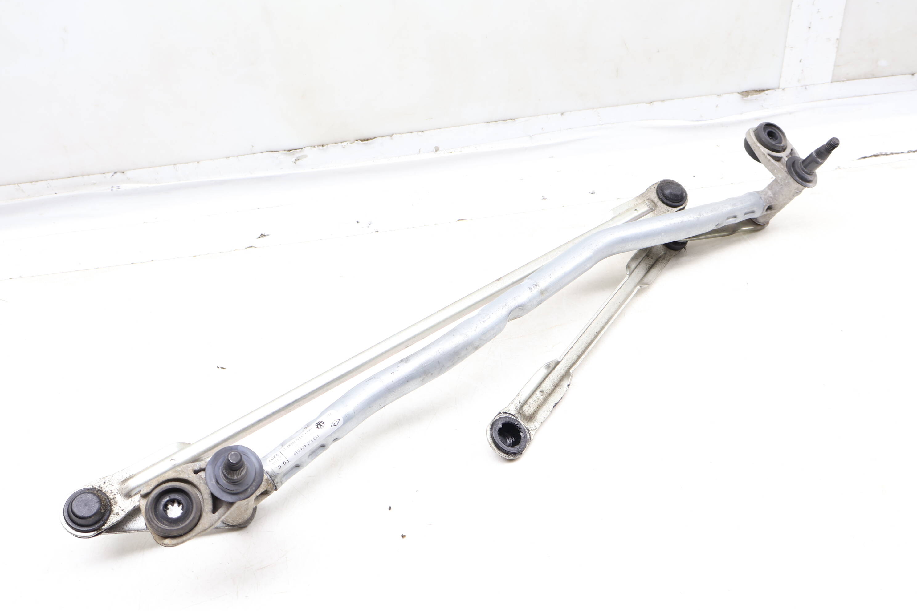 Windshield Wiper Transmission / Bracket 561955023F