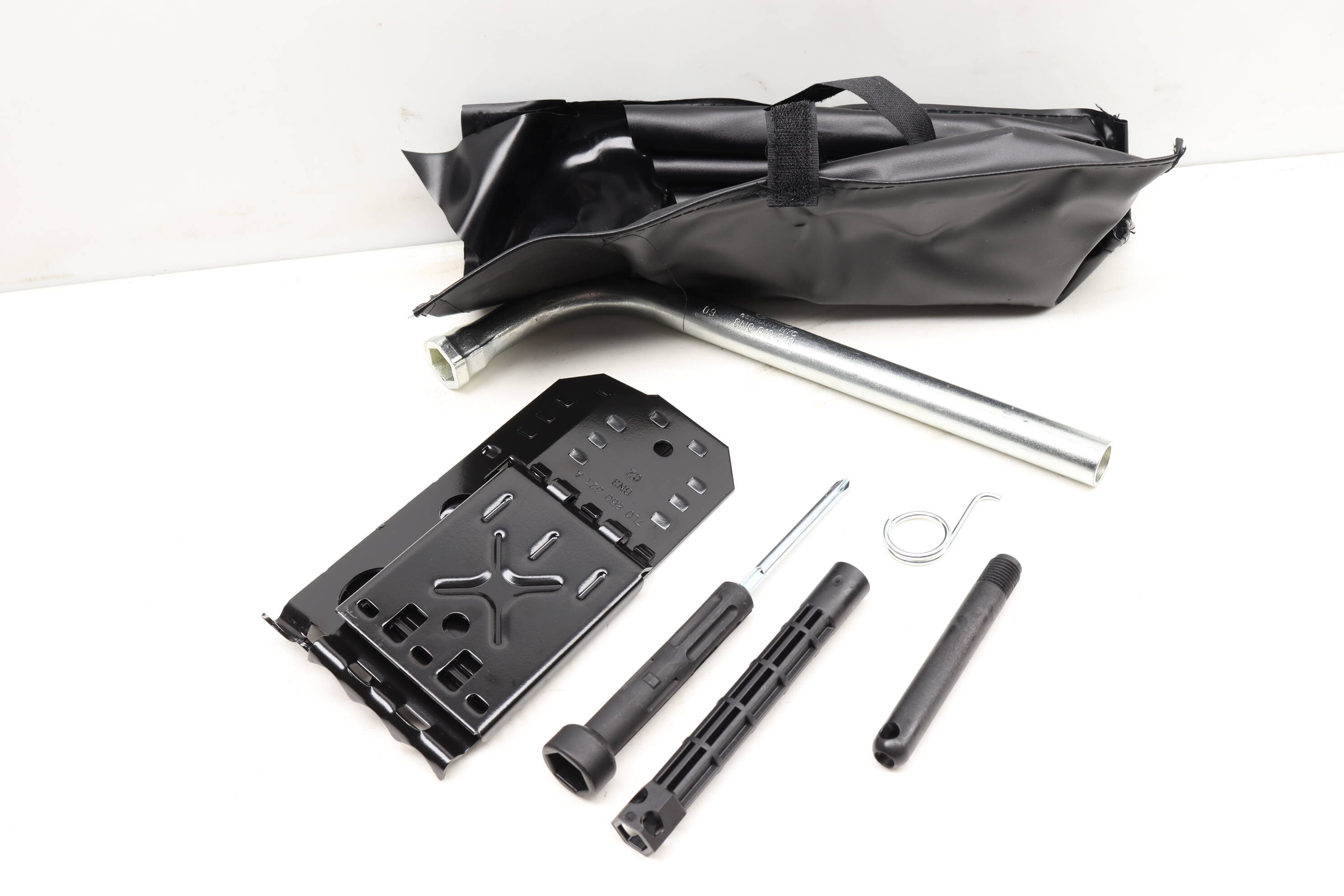 Tool Kit W/ Wheel Chock Set 8V0012115