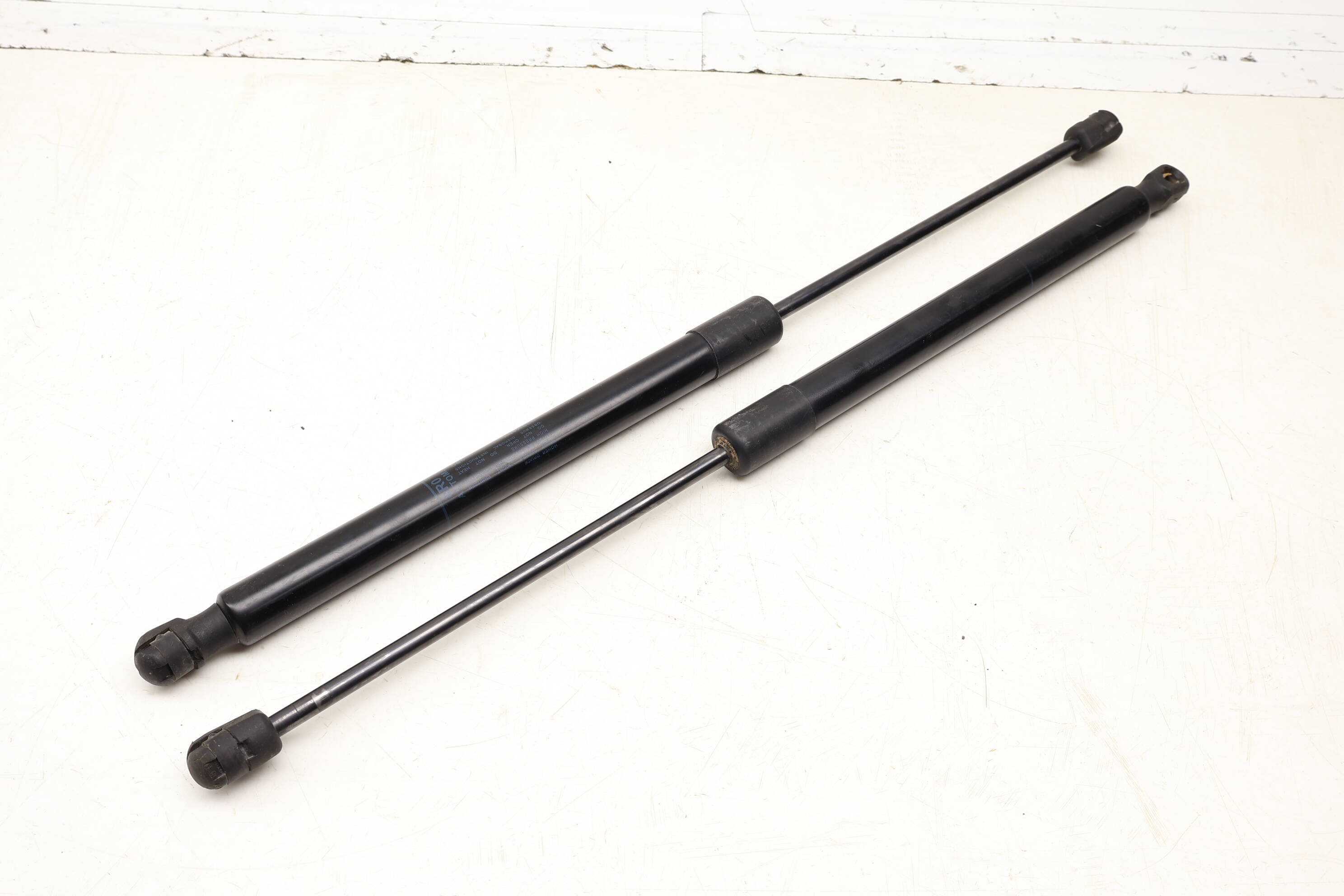 Trunk Hatch Strut / Shock Set 8R0827552A