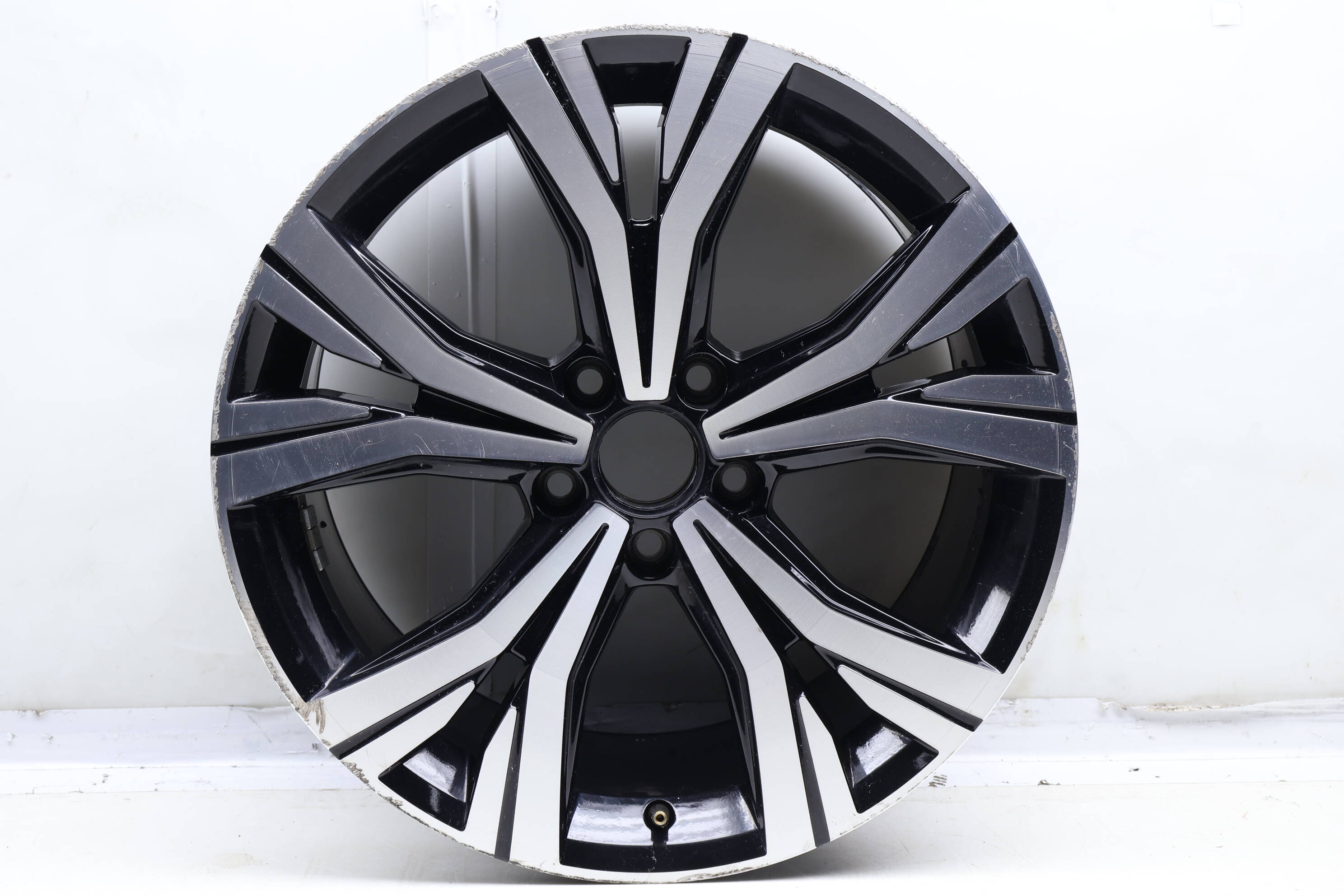 18" Inch Alloy Rim / Wheel 561601025AD
