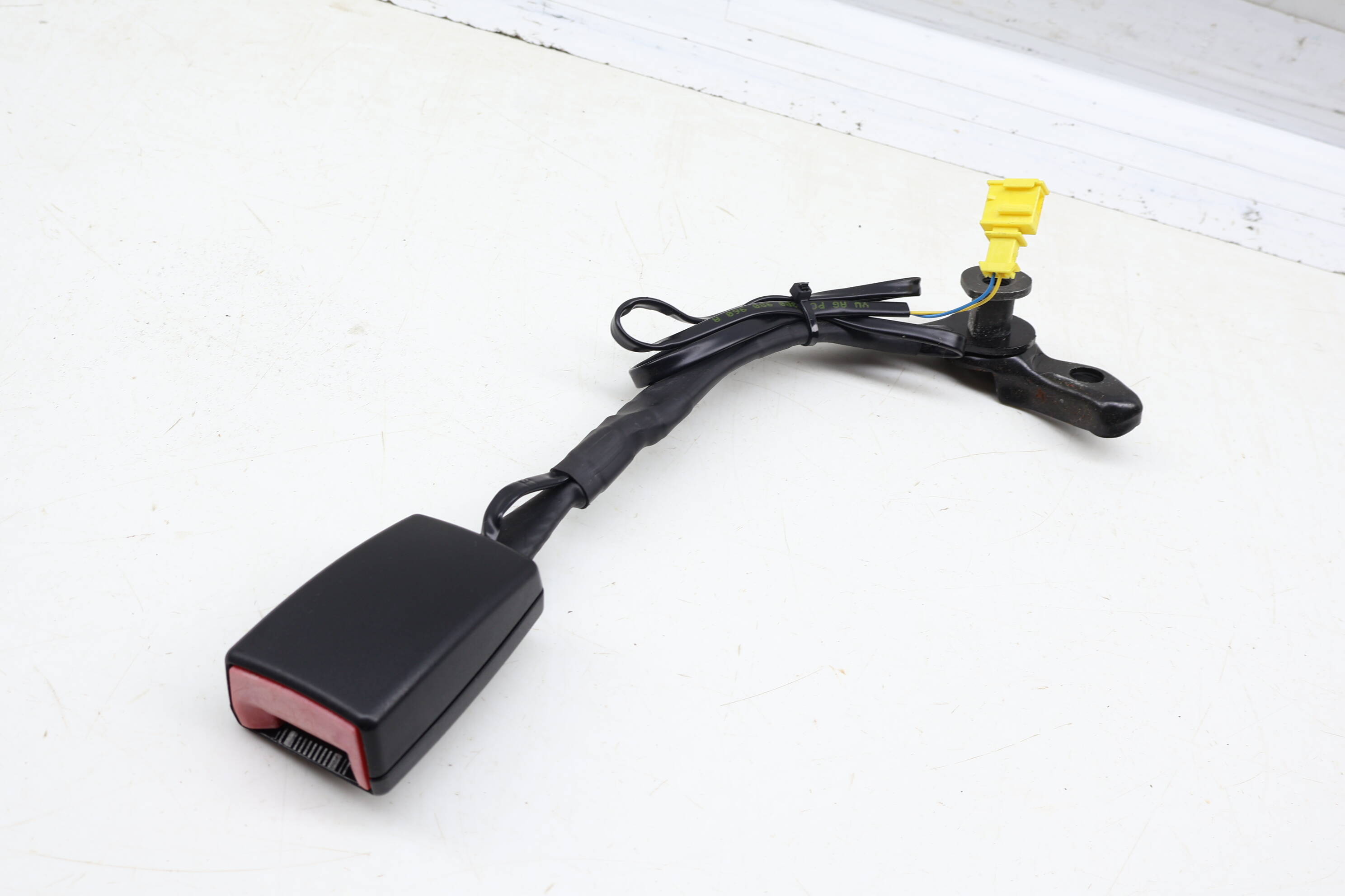 Seat Belt Buckle Receiver / Clip 3B0858472K