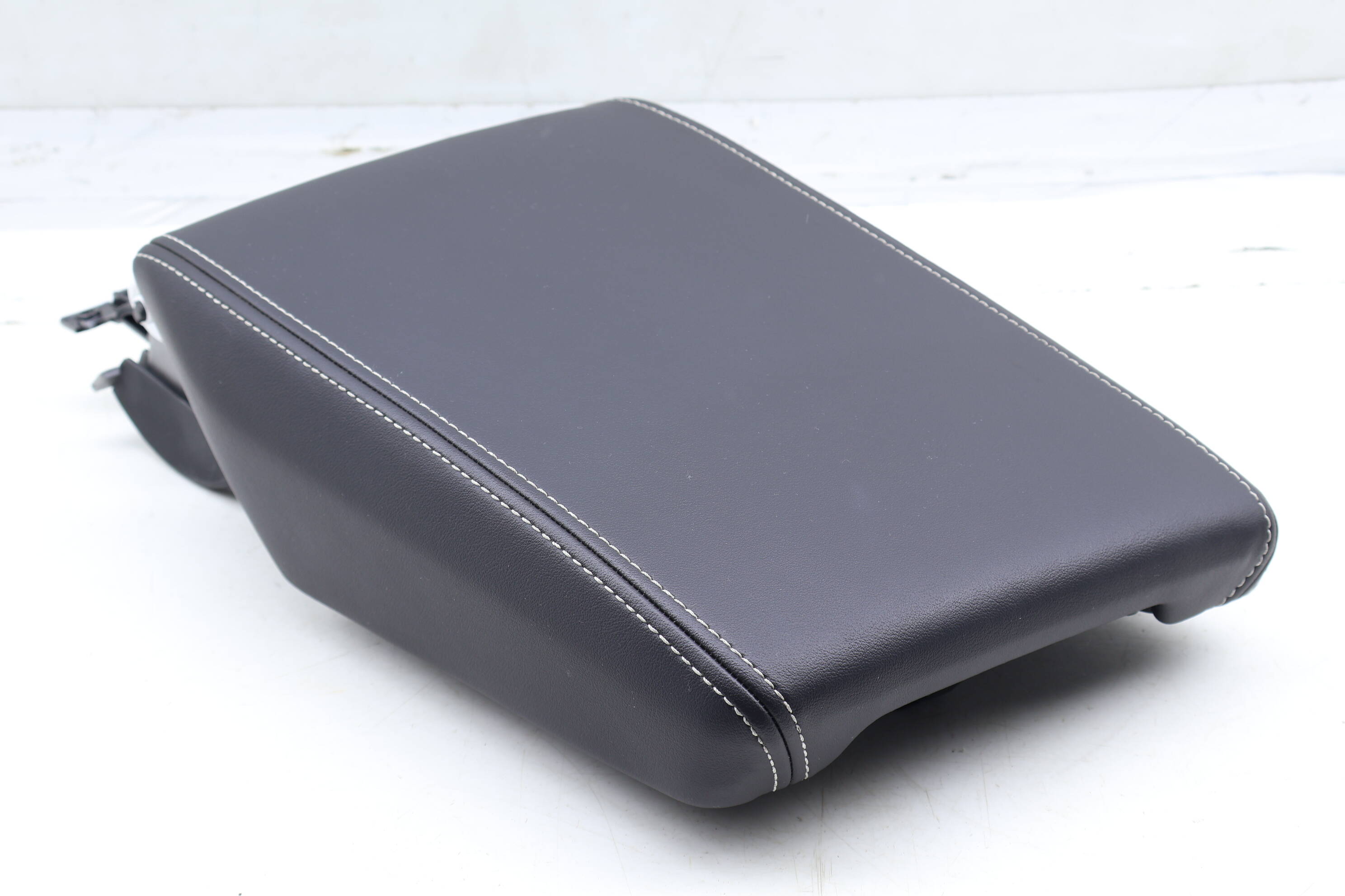 Center Armrest / Arm Rest 3CN864207D