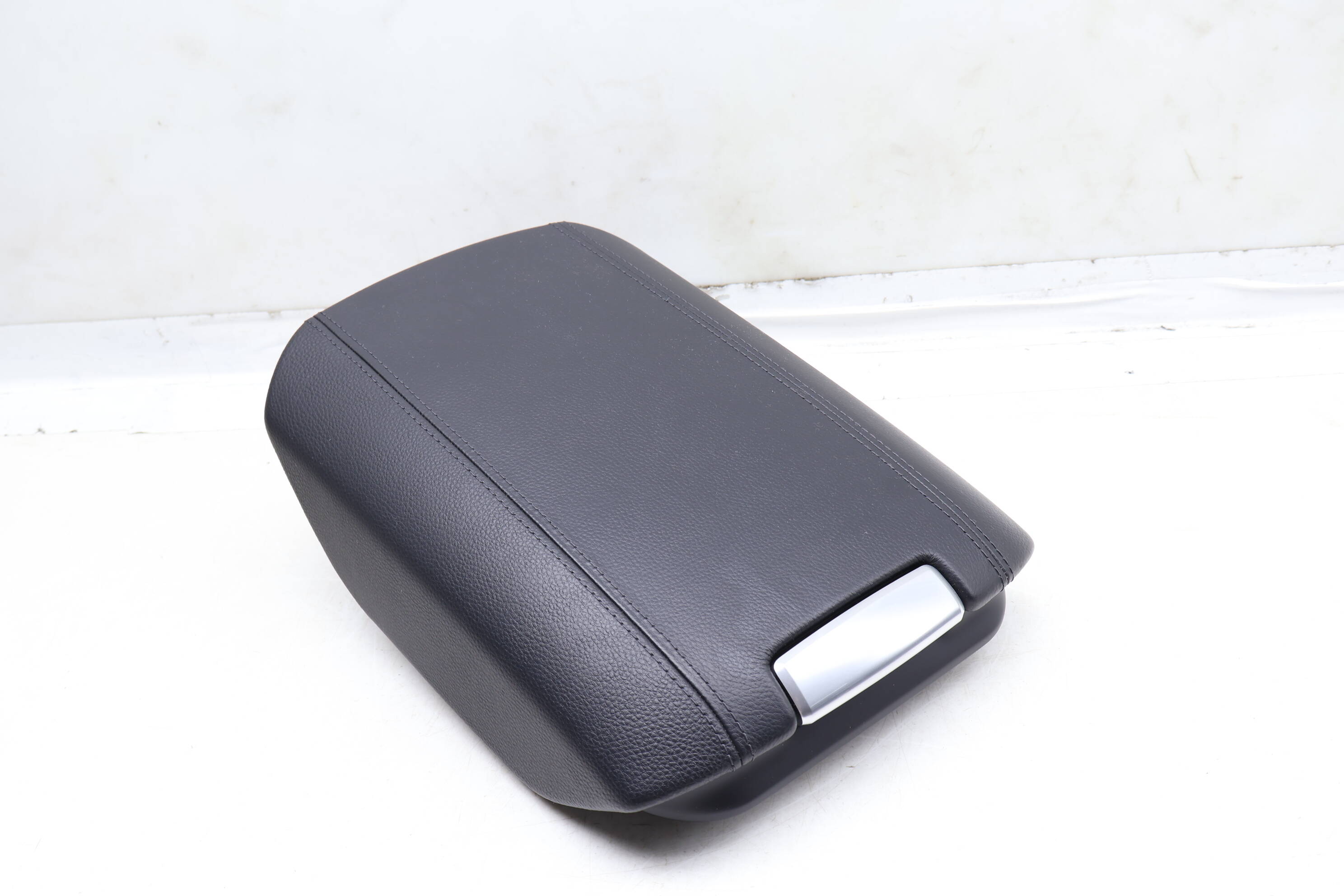 Center Armrest / Arm Rest 7P5864207CP 95855320740