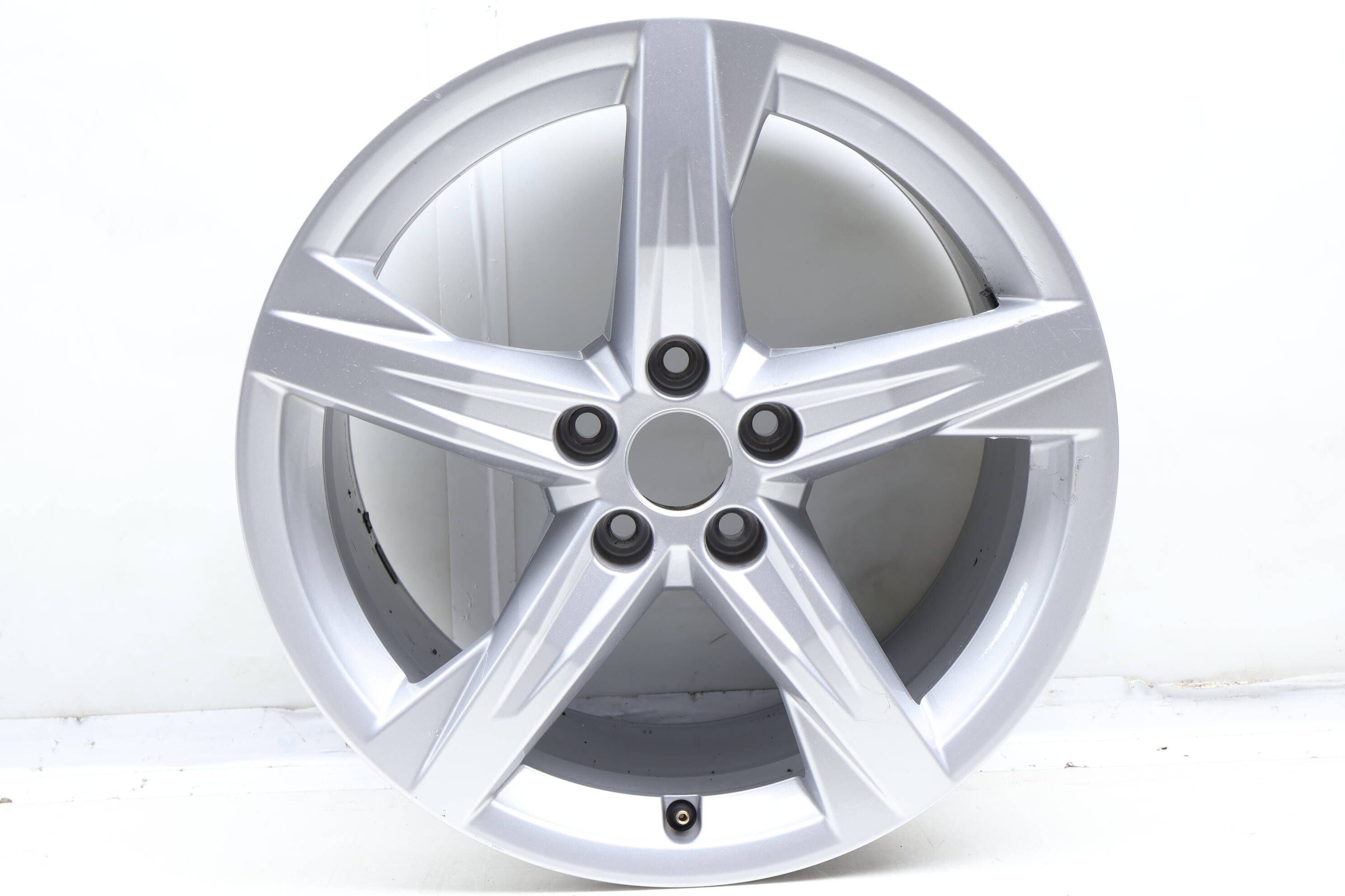 18" Inch Alloy Rim / Wheel (5-Spoke) 80A601025BE