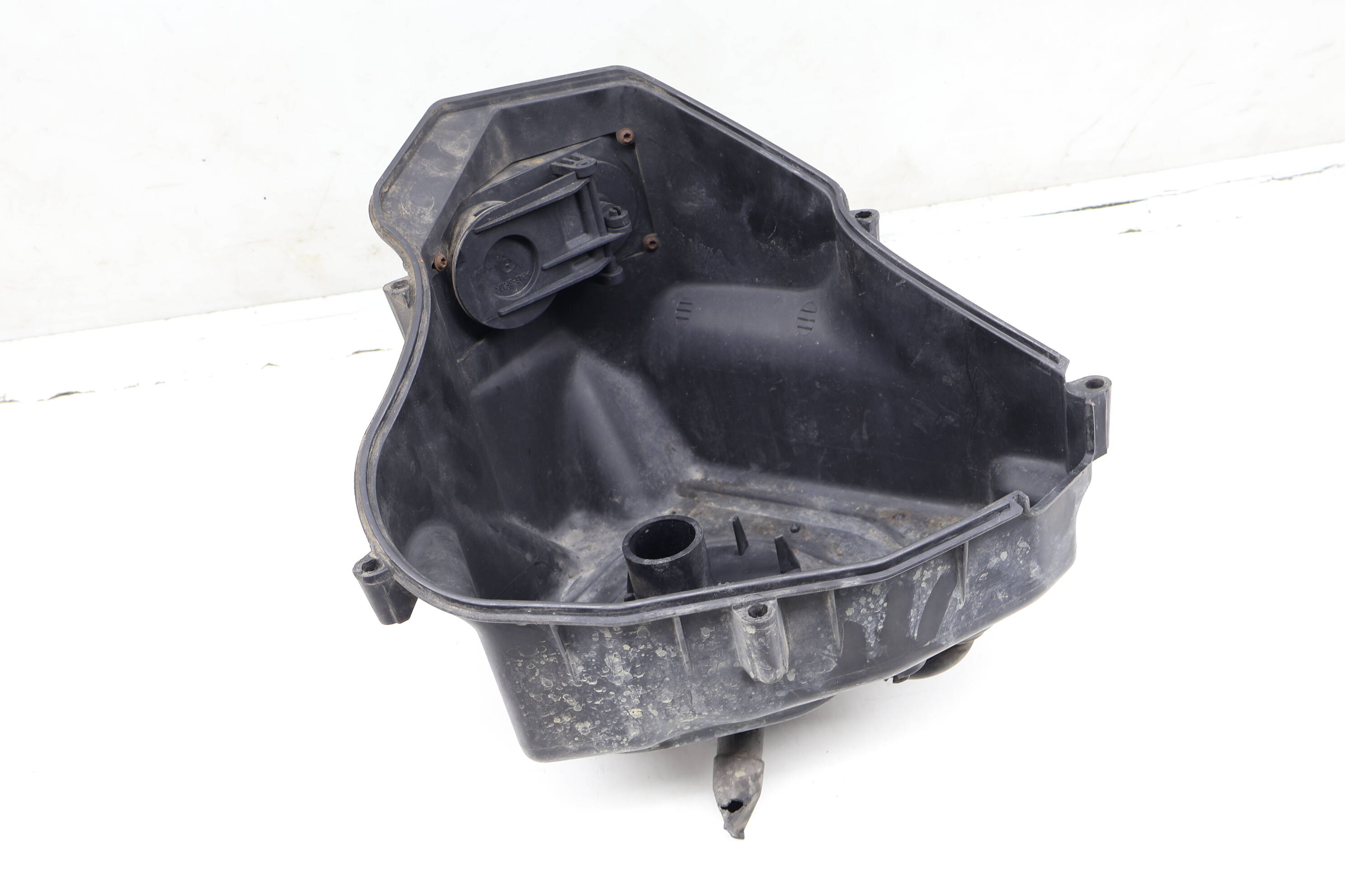 Lower Air Filter Box / Cleaner 077133835AC