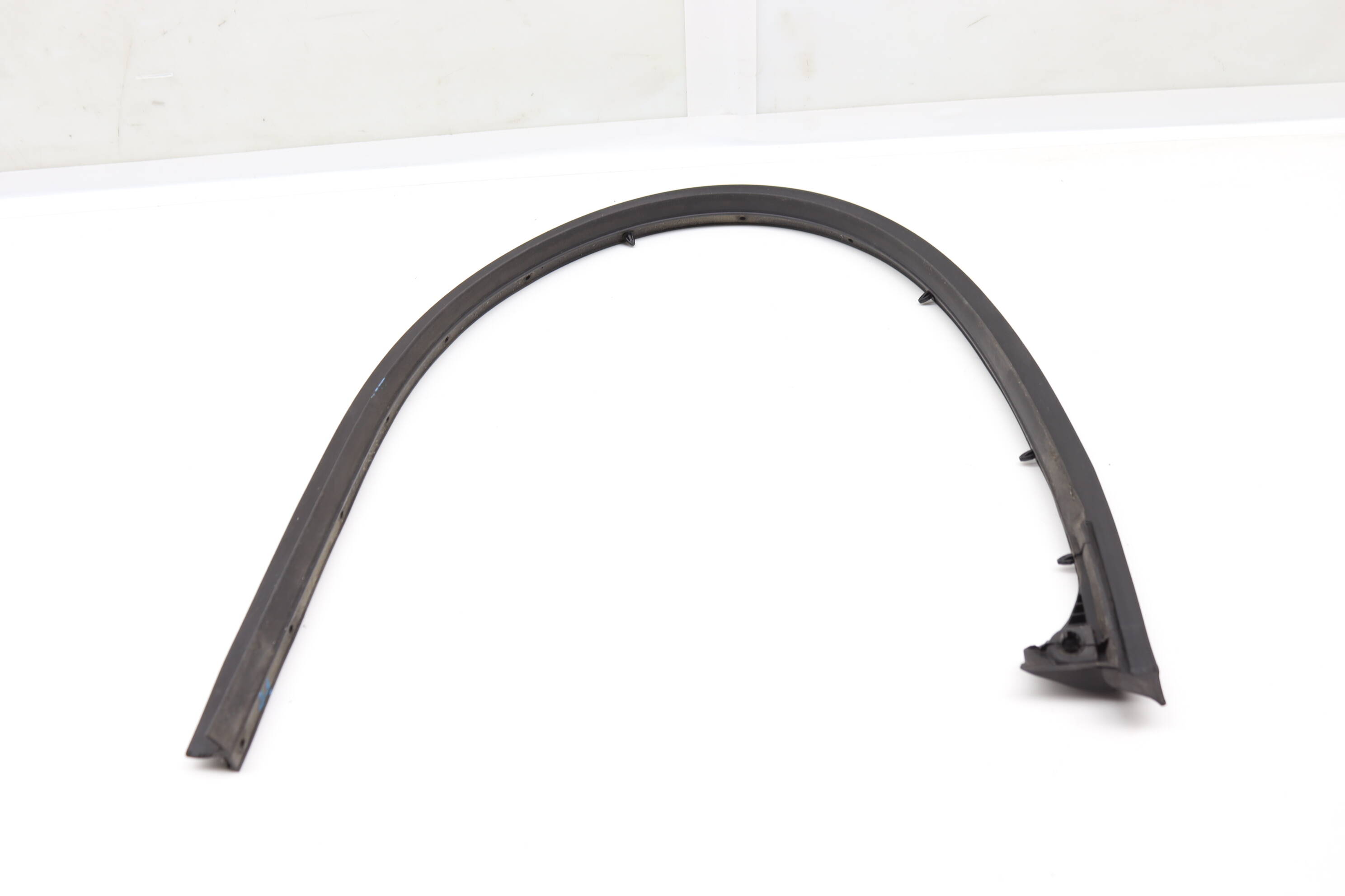 Lower Outer Door Seal / Weather Stripping 4G0837718