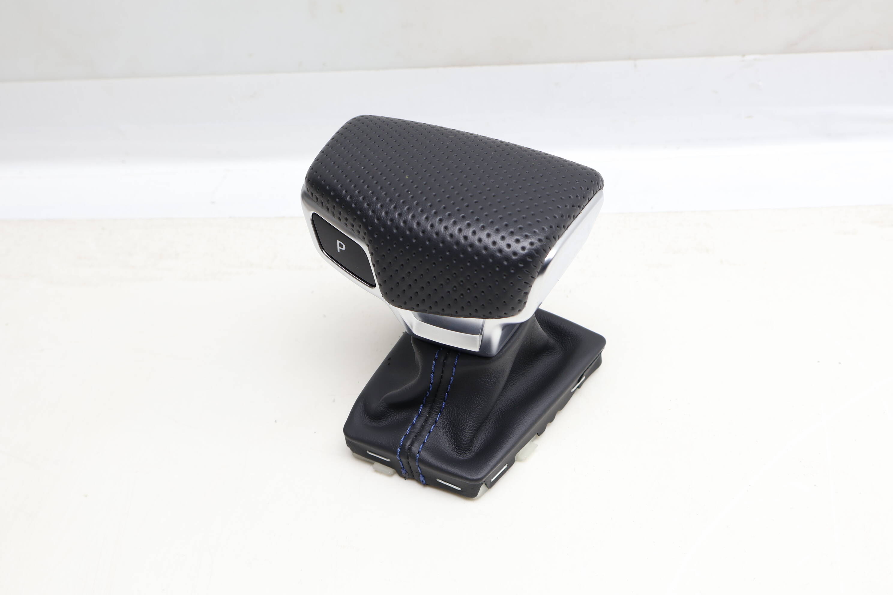 Automatic Shifter Knob W/ Boot 8W1713140D