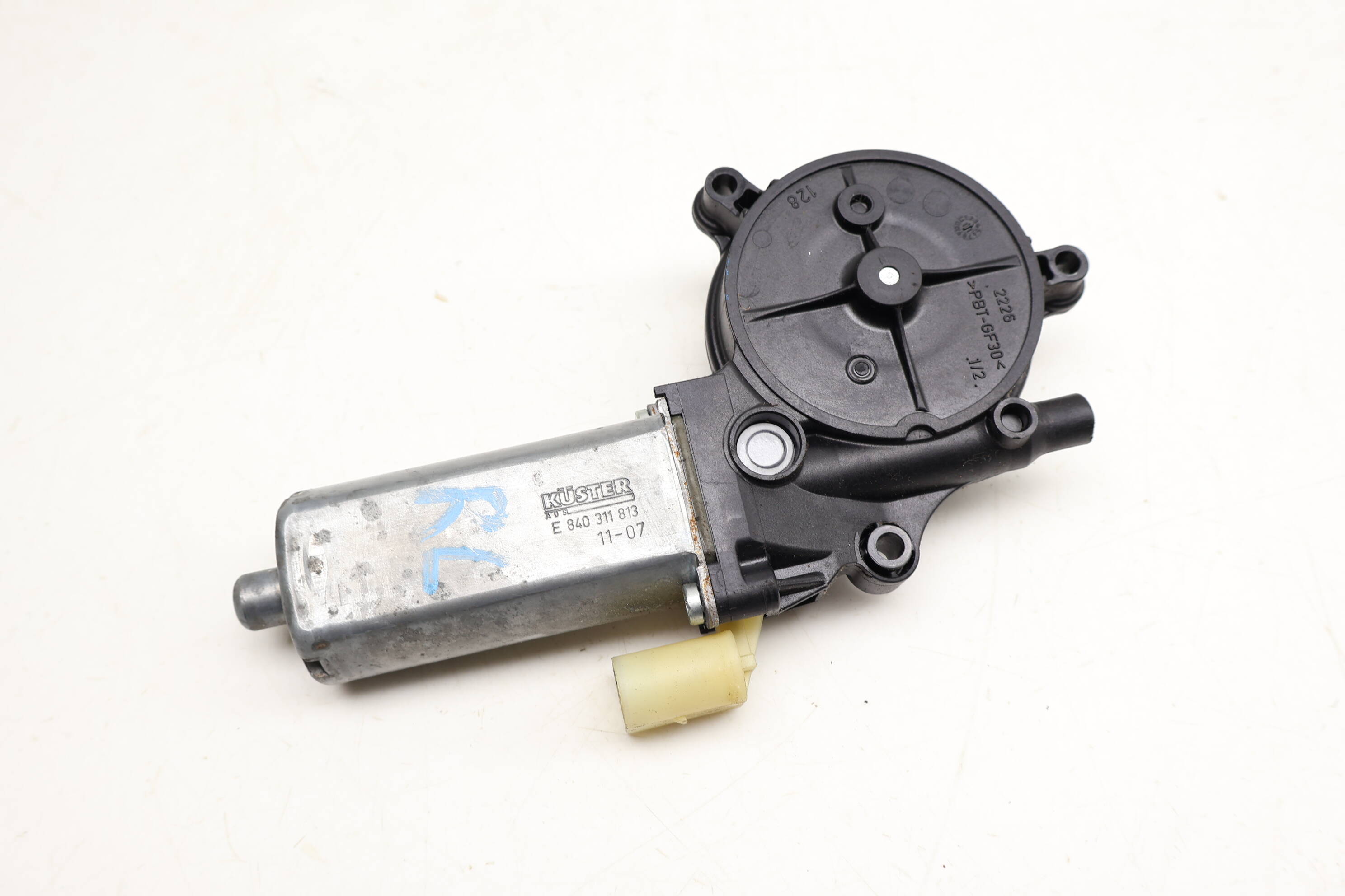 Convertible Quarter Window Motor 8F0959811