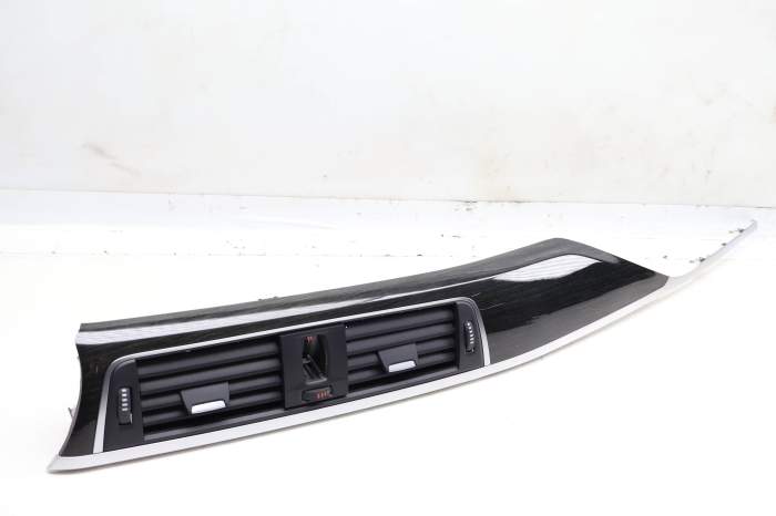 Center Dash Air Vent W/ Trim 64229347436 main product photo